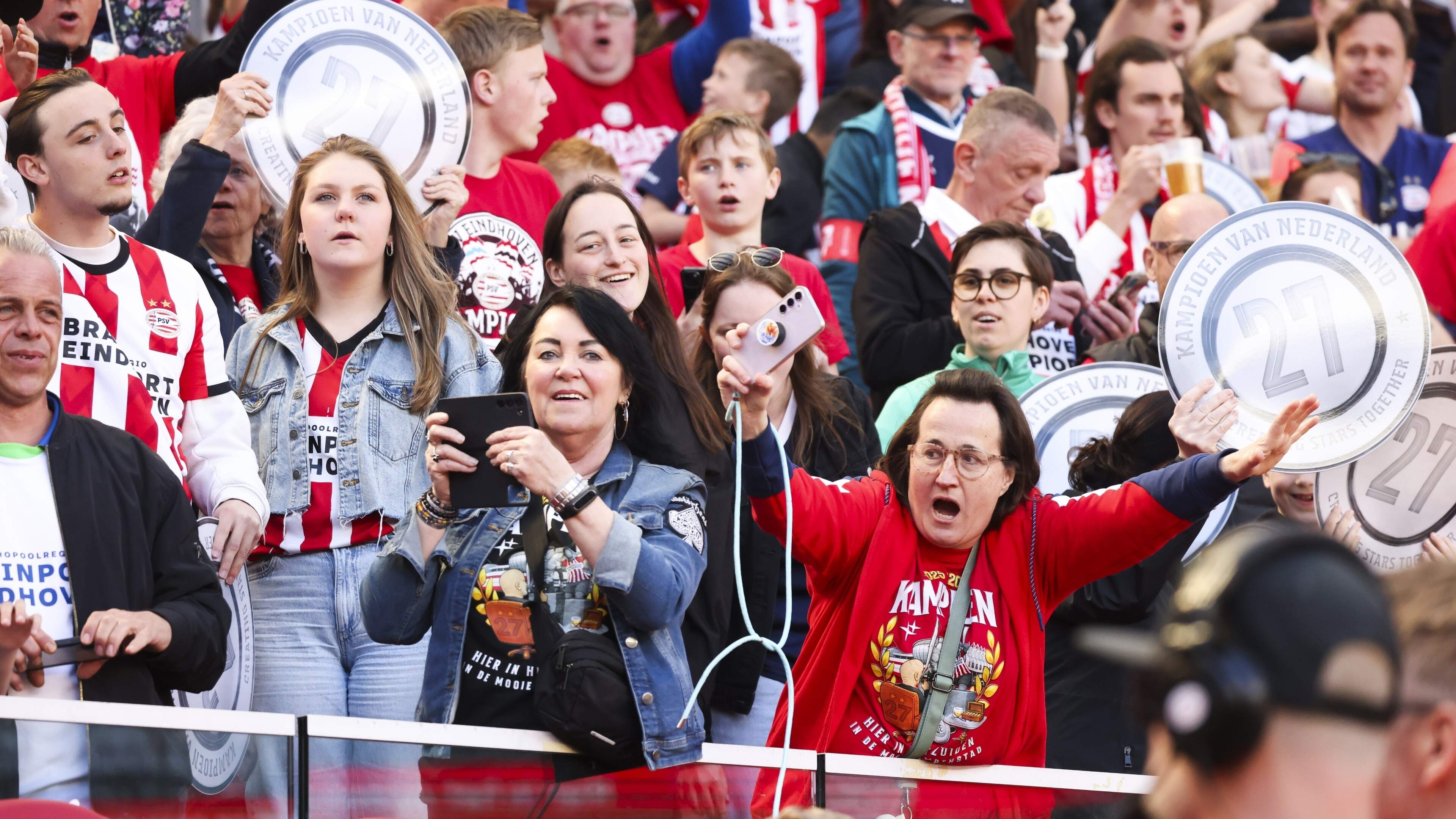 LIVE: Jerdy Schouten krijgt kampioenschaal uit handen van Mark van Bommel, wat een feest in Eindhoven