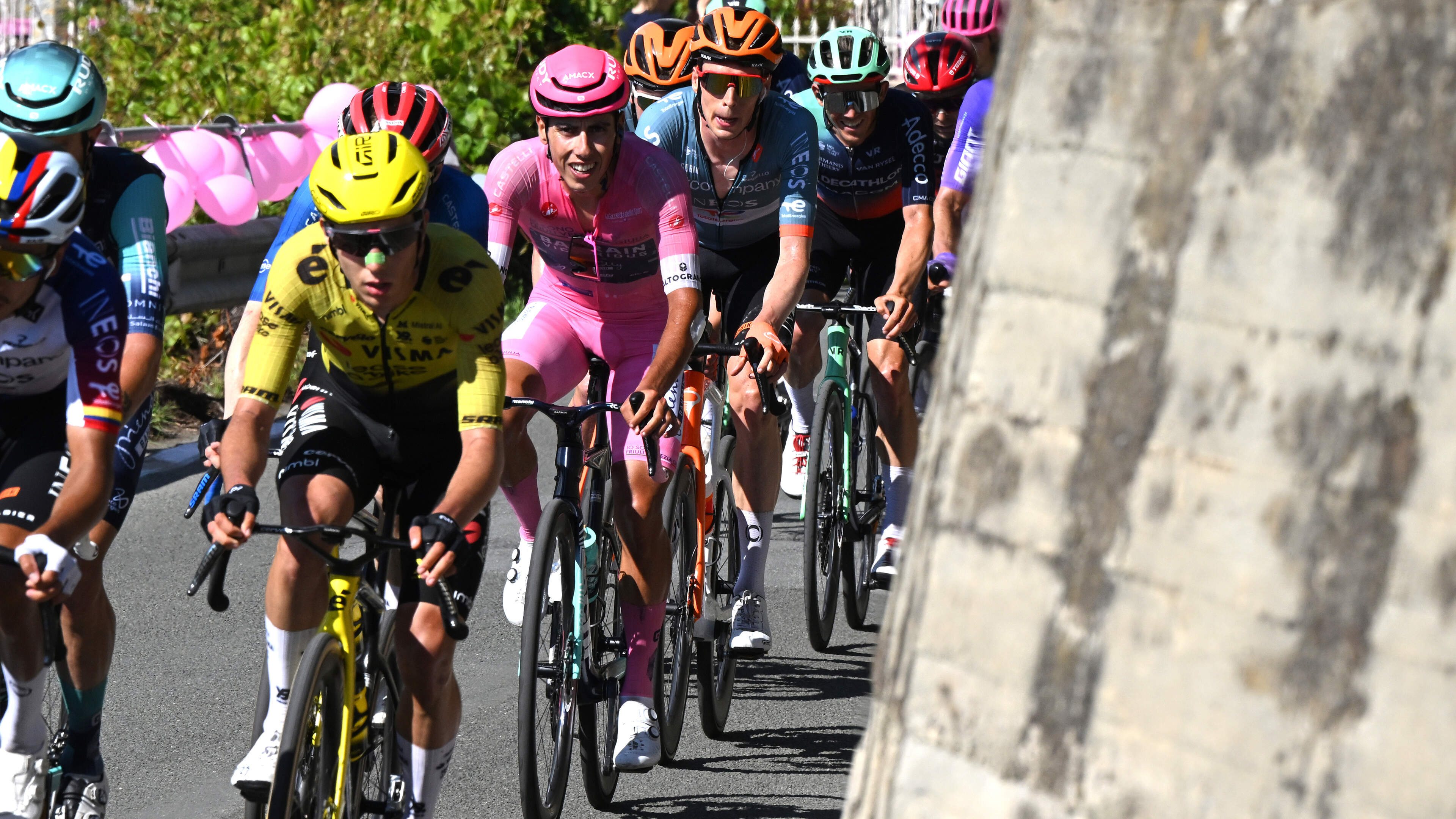 Live Giro d’Italia: Jardi van der Lee als eerste boven op Colle Giovo, maar peloton heeft kopgroep te pakken