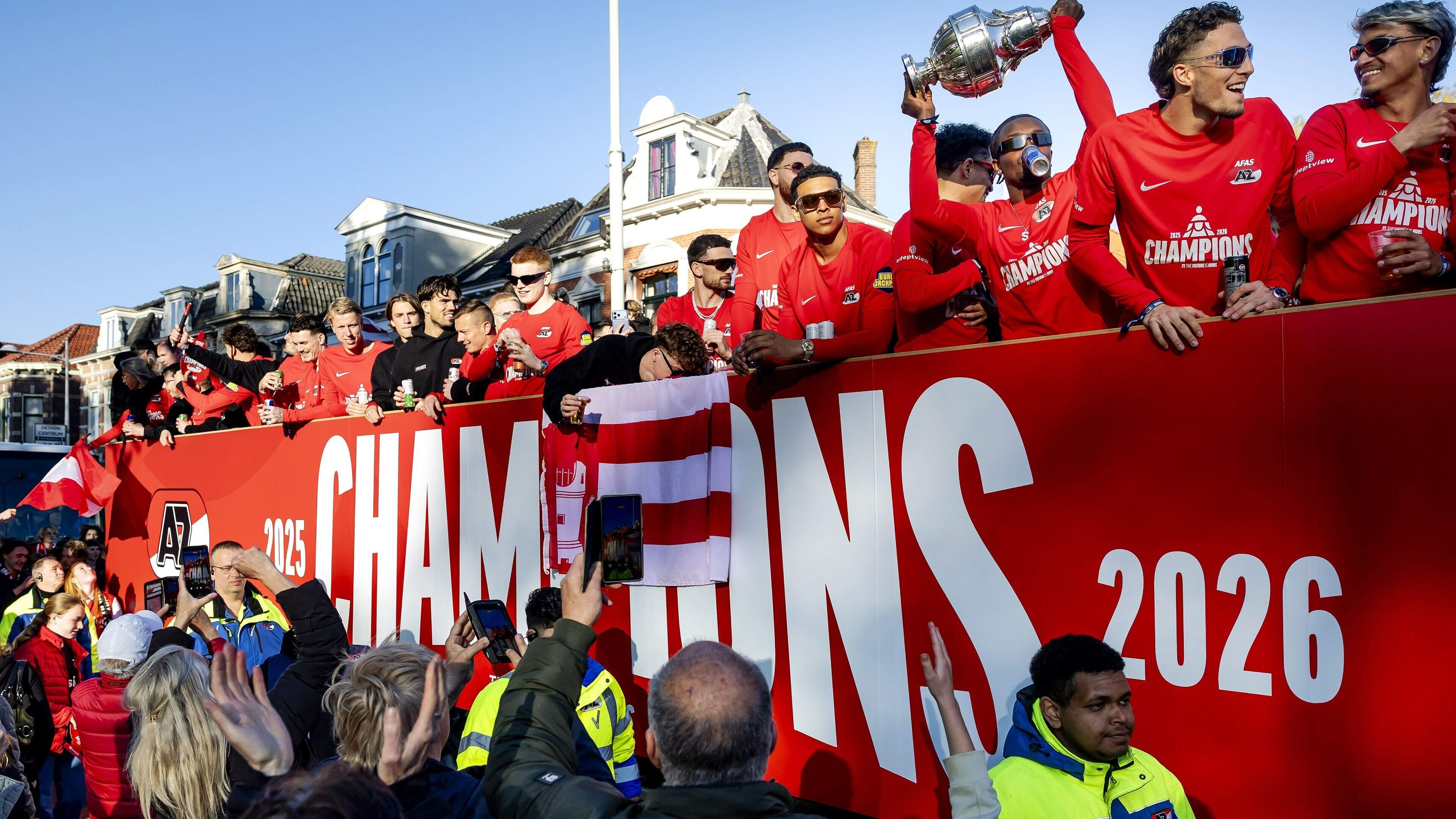 Peer Koopmeiners ziet broer Teun speciaal voor huldiging AZ bliksembezoek maken aan Alkmaar: ’Hij is heel geliefd bij de fans’