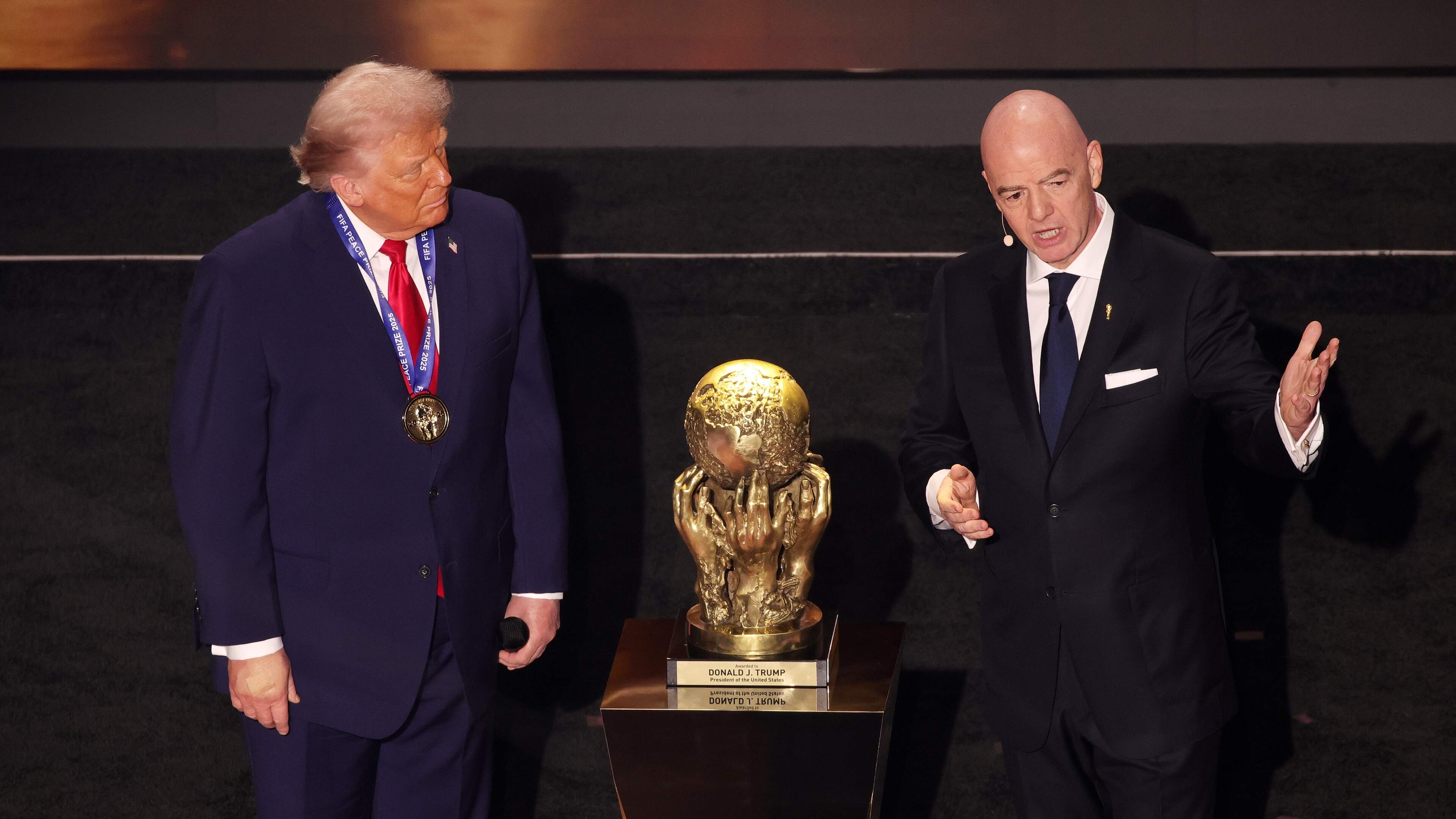 Amerikaanse media: ’Donald Trump belde persoonlijk met Gianni Infantino over schorsing Folarin Balogun op WK’
