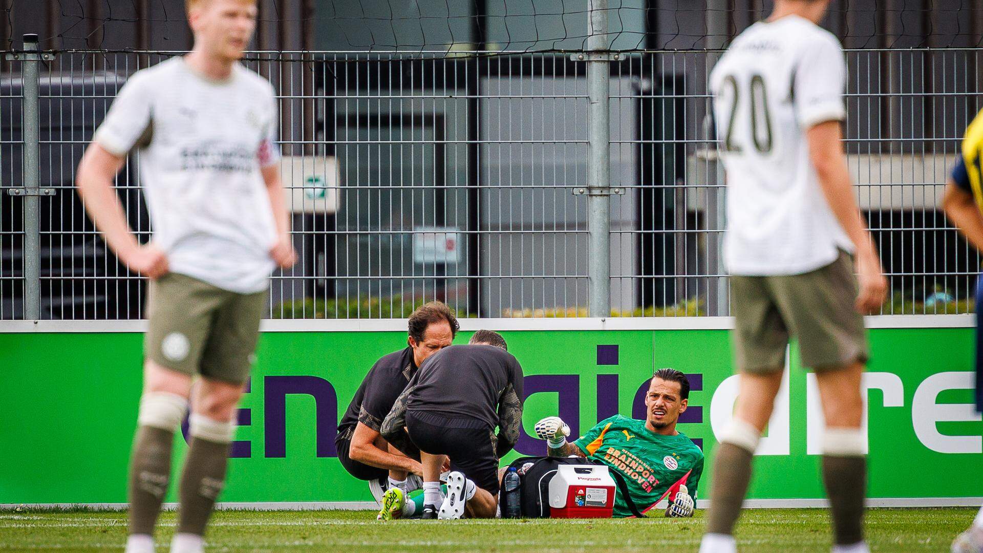 Nick Olij moest al na een paar minuten geblesseerd het veld verlaten. 
