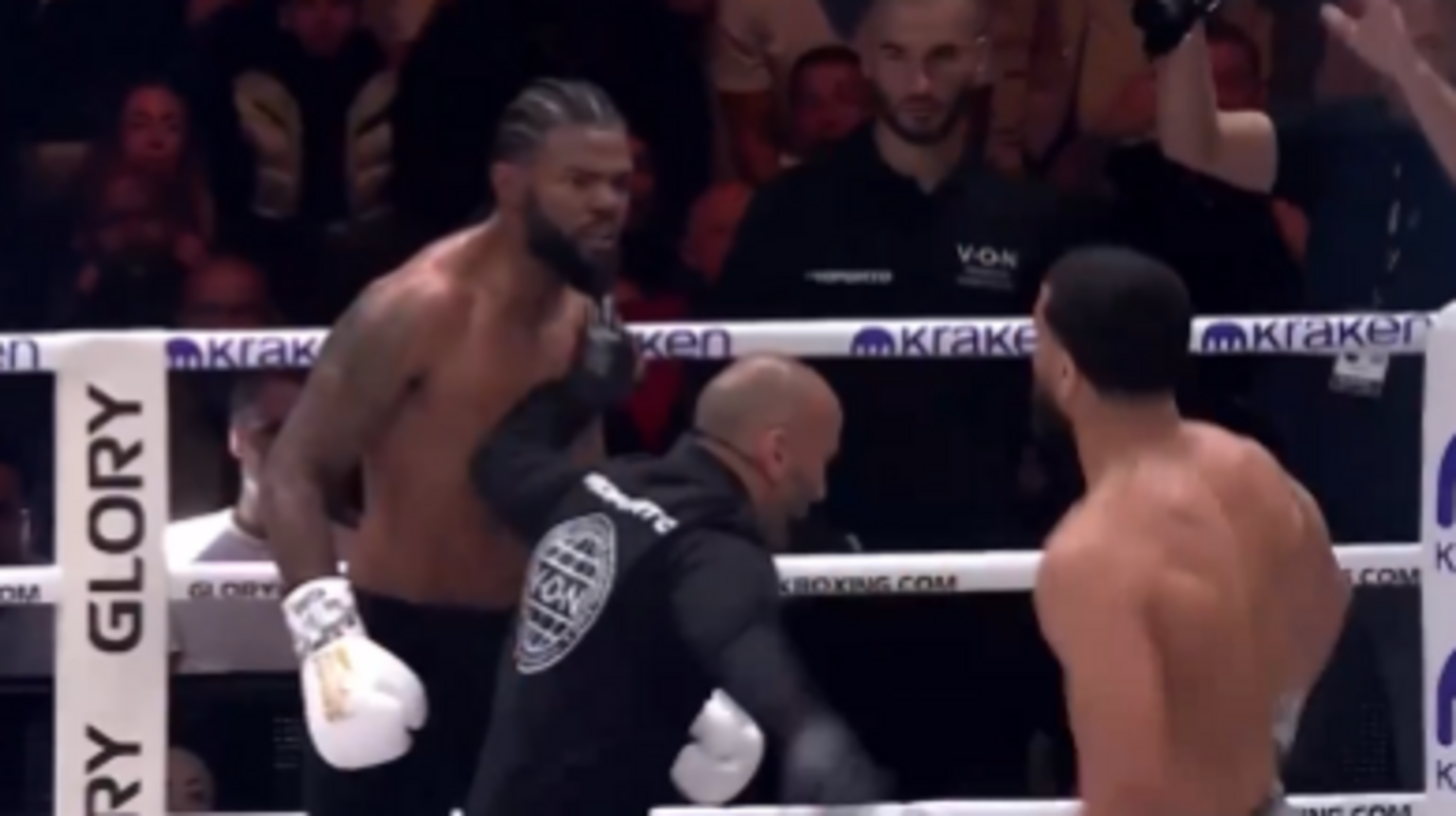 Chaos bij Glory 107: Luis Tavares en Mo Amine blijven elkaar te lijf gaan als de bel heeft geklonken en de scheidsrecher ingrijpt