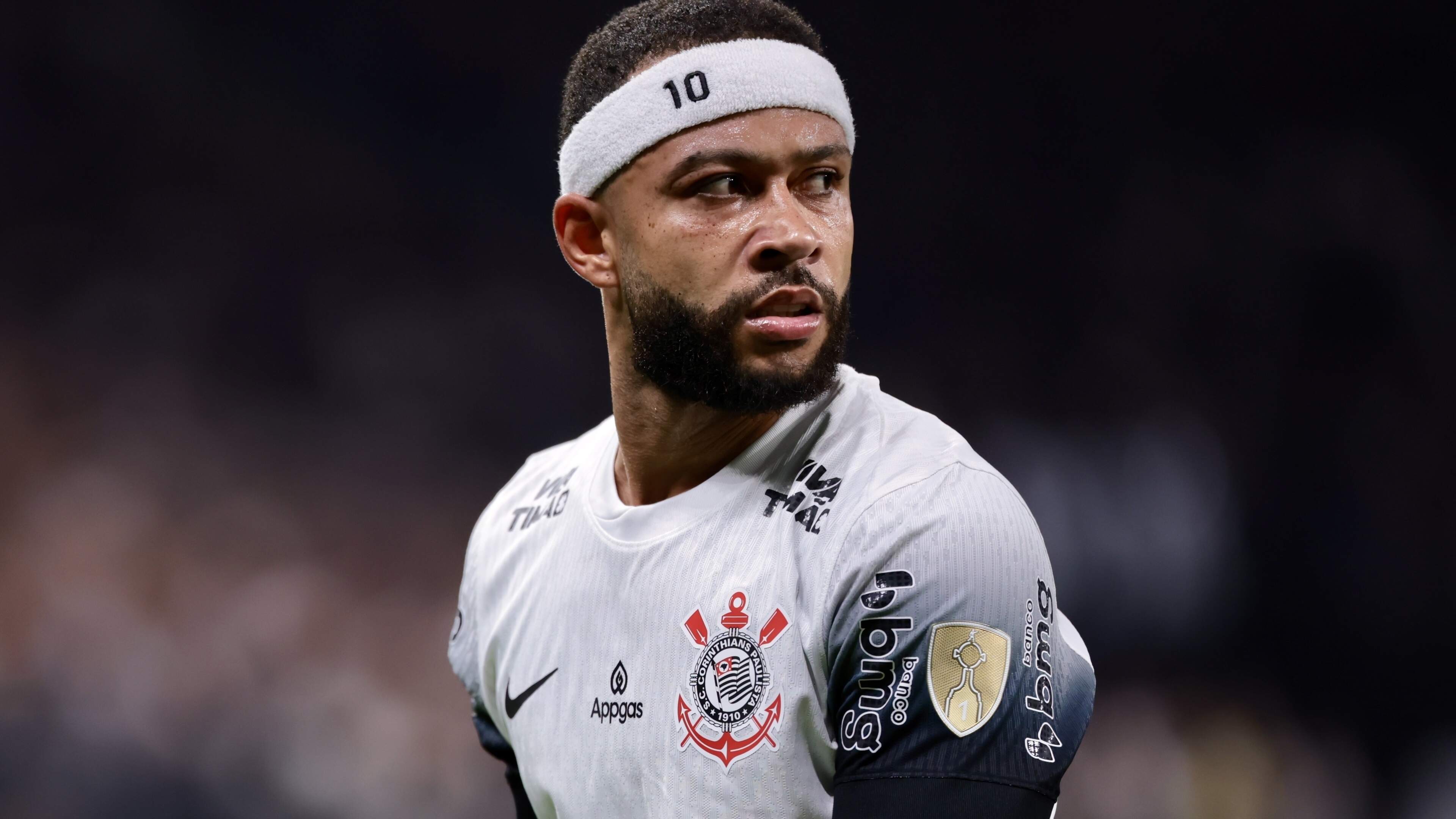 Opmerkelijke ommezwaai: ’Memphis Depay doet water bij de wijn en blijft toch speler van Corinthians’