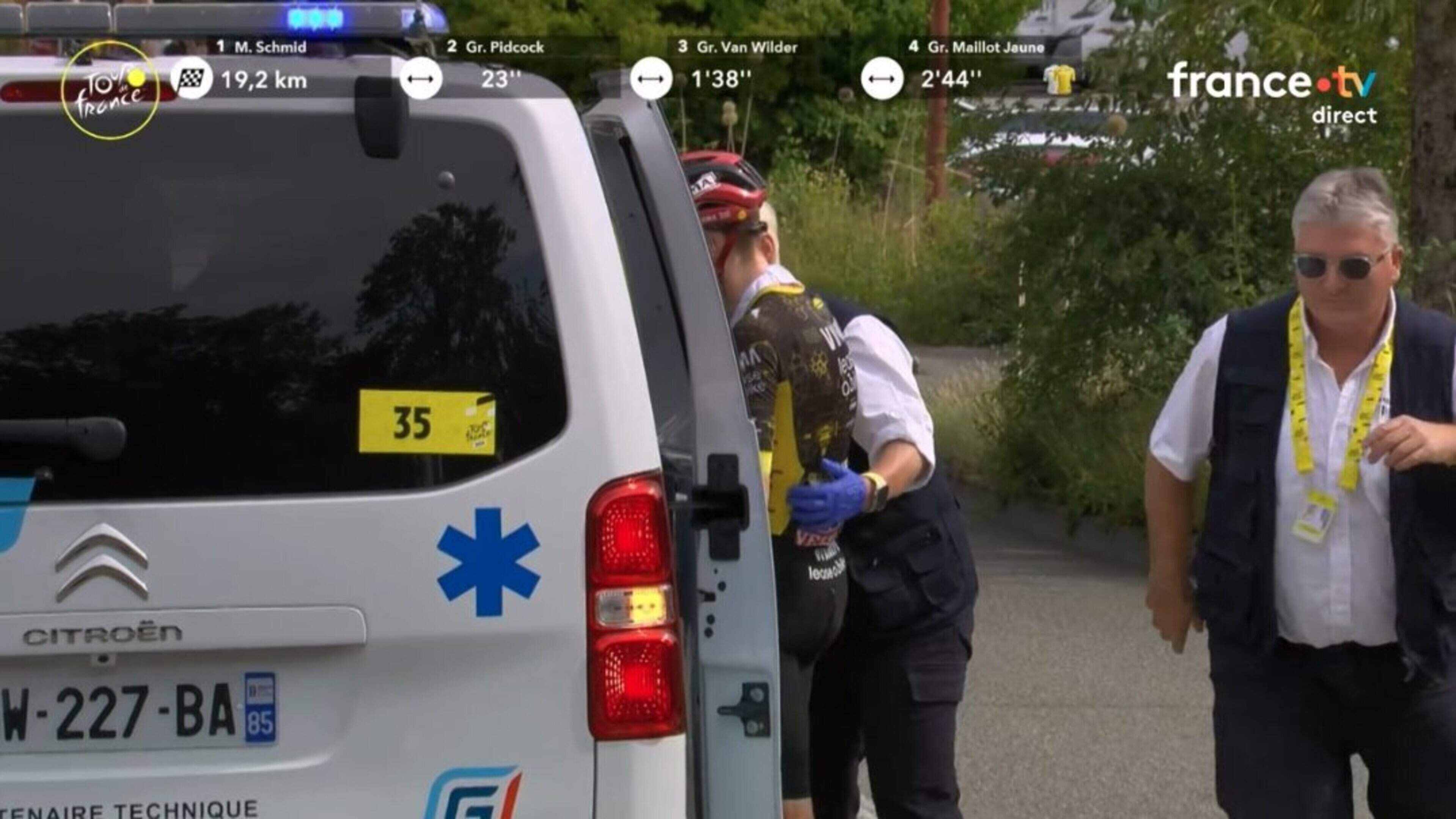 Drama voor Jonas Vingegaard: Deense kopman van Visma komt ten val en verlaat in tranen per ambulance de Tour de France