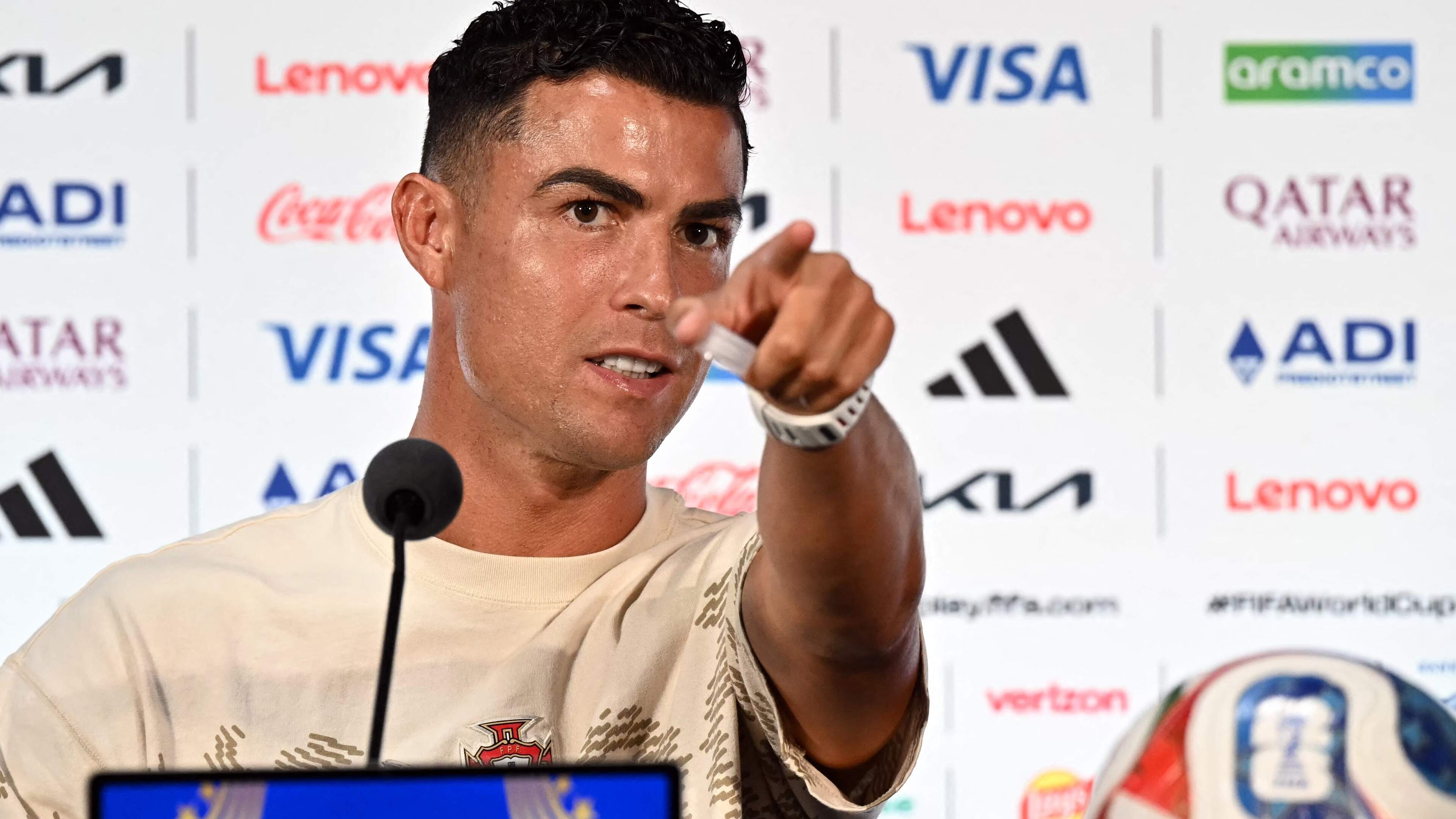 Gefrustreerde Cristiano Ronaldo haalt uit naar journalist voor duel met Spanje: ’Ik weet dat jij mij niet mag’