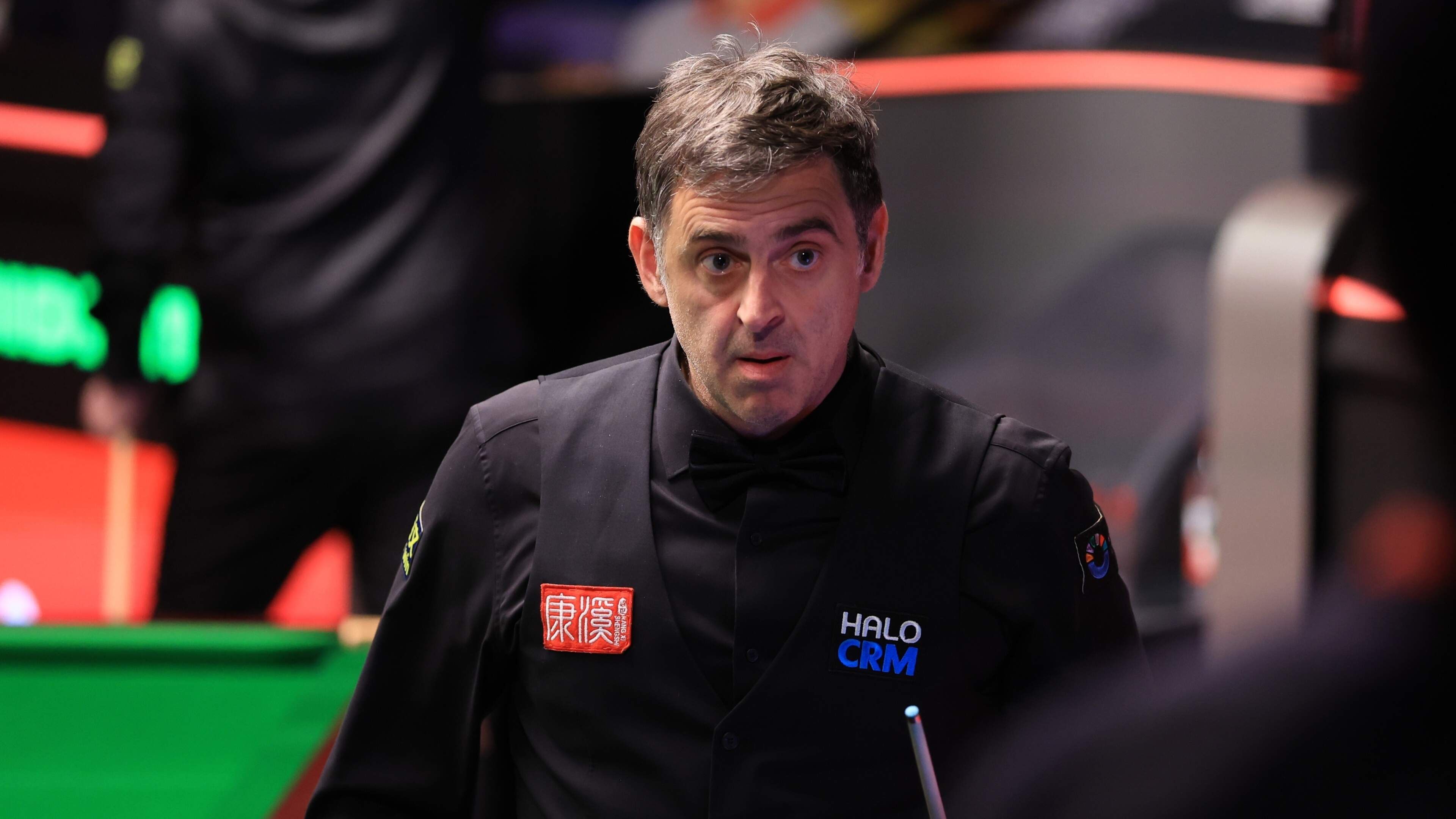 Ronnie O’Sullivan stort in tijdens slotsessie en kan achtste wereldtitel voorlopig vergeten