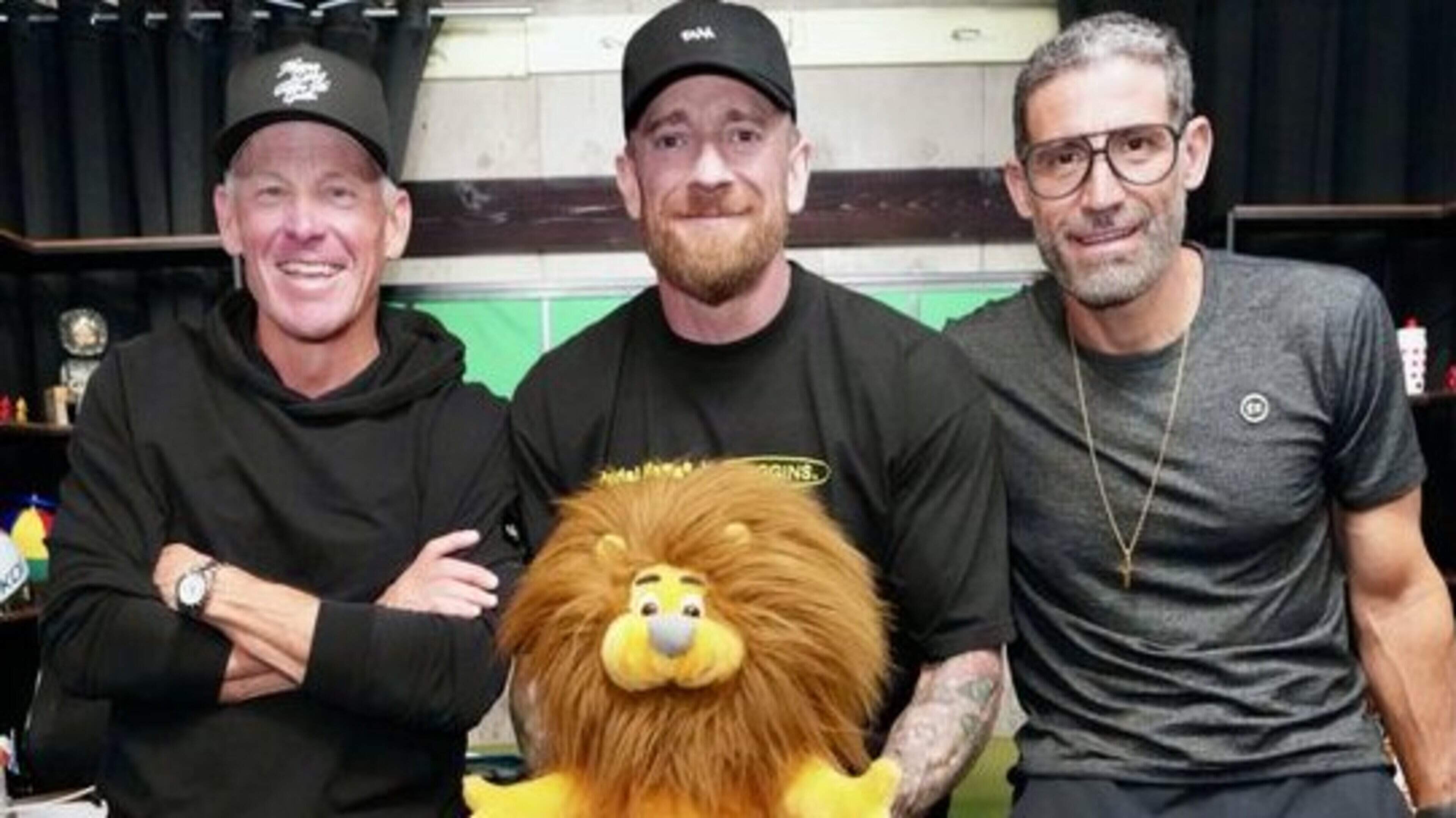 Lance Armstrong provoceert Tour weer en heeft nu ook een mening over Lionel Messi: ’Je weet welke gast op je spuugt’
