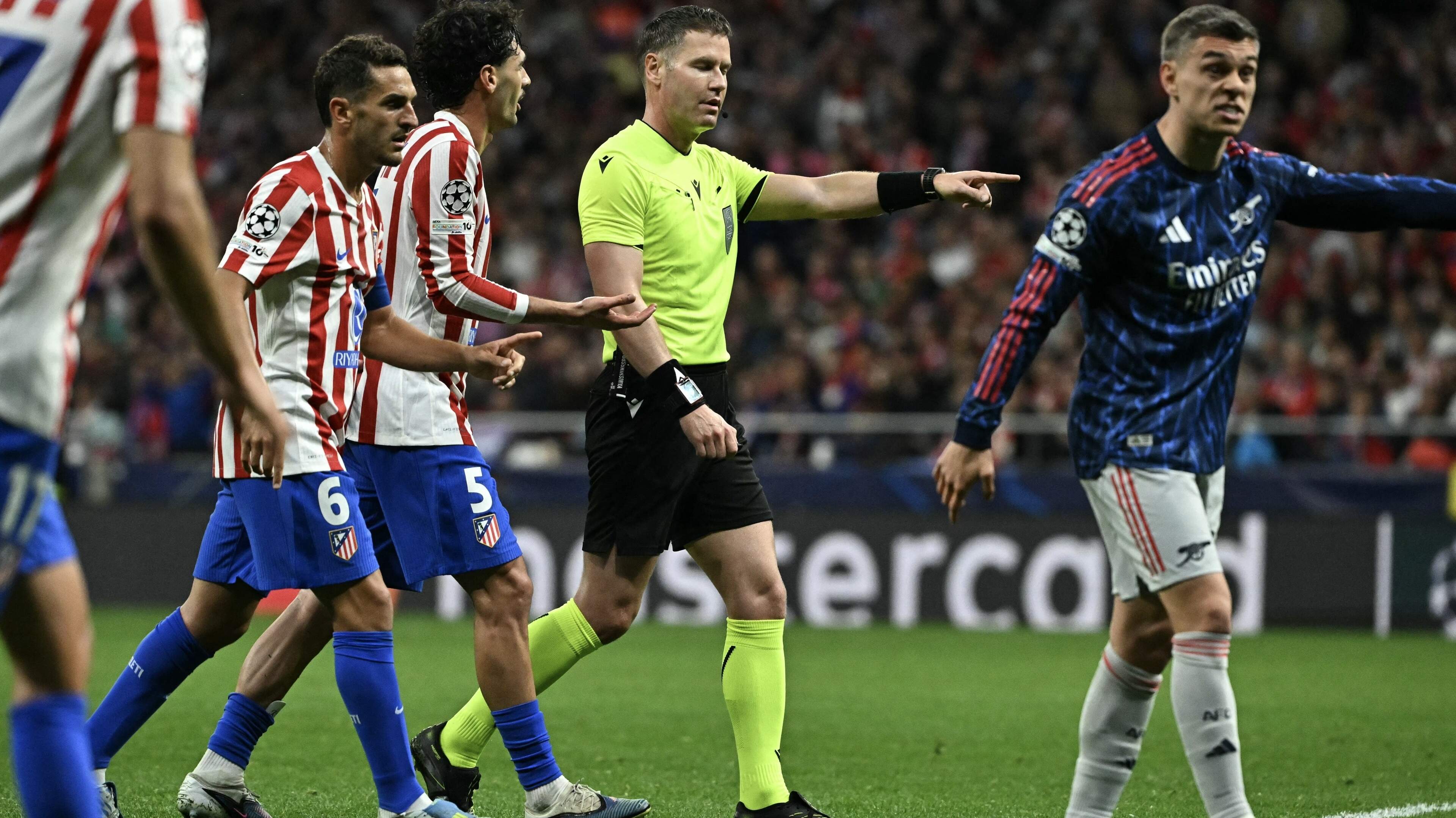 Hoofdrol Nederlandse arbitrage bij gelijkspel tussen Atlético Madrid en Arsenal in halve finale Champions League