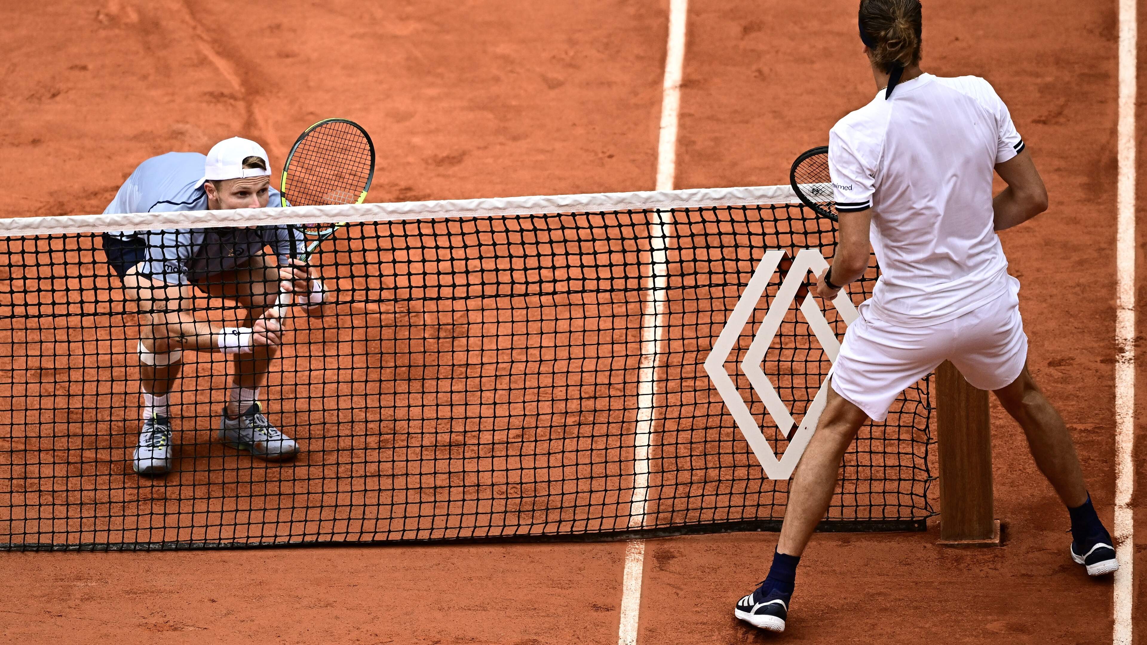 Alexander Zverev trakteert jarige Jesper de Jong (26) op nederlaag in vierde ronde Roland Garros