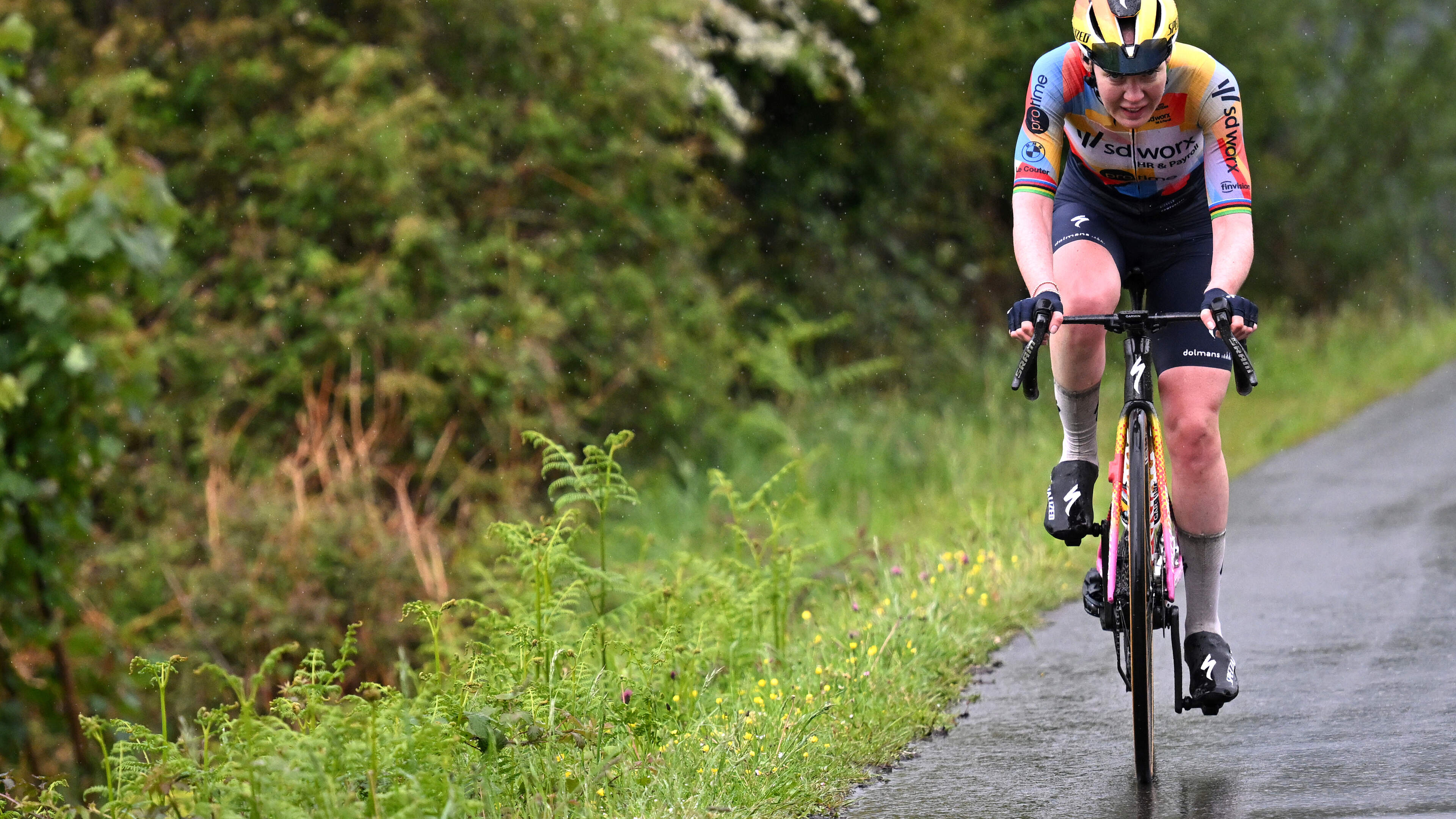 Machtsgreep Anna van der Breggen dag na crash in Vuelta Femenina-rit: ’Ik voelde de val nog’