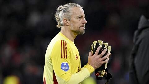 Remko Pasveer baalt na afloop van het gelijkspel met SC Heerenveen.