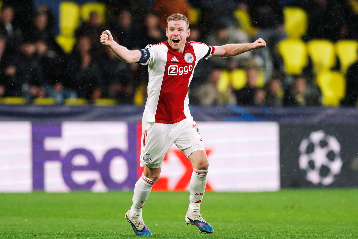 Davy Klaassen is dolblij met de 1-2.