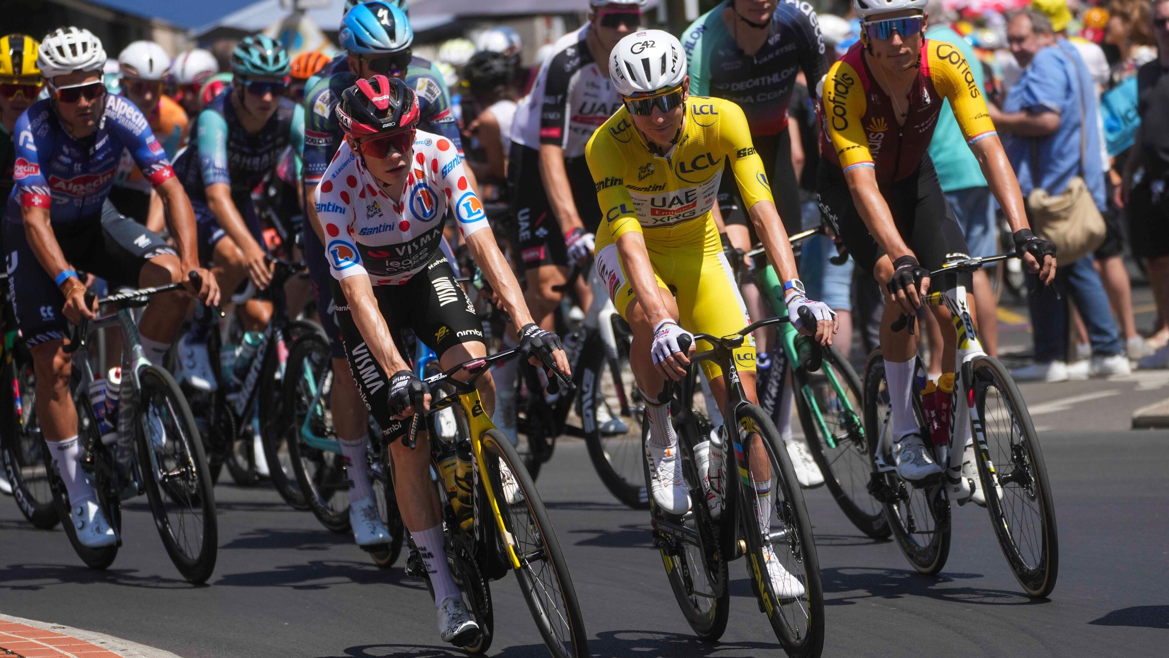 LIVE Tour de France | Omvangrijke kopgroep spat uiteen, ploeg Pogacar bepaalt tempo van peloton