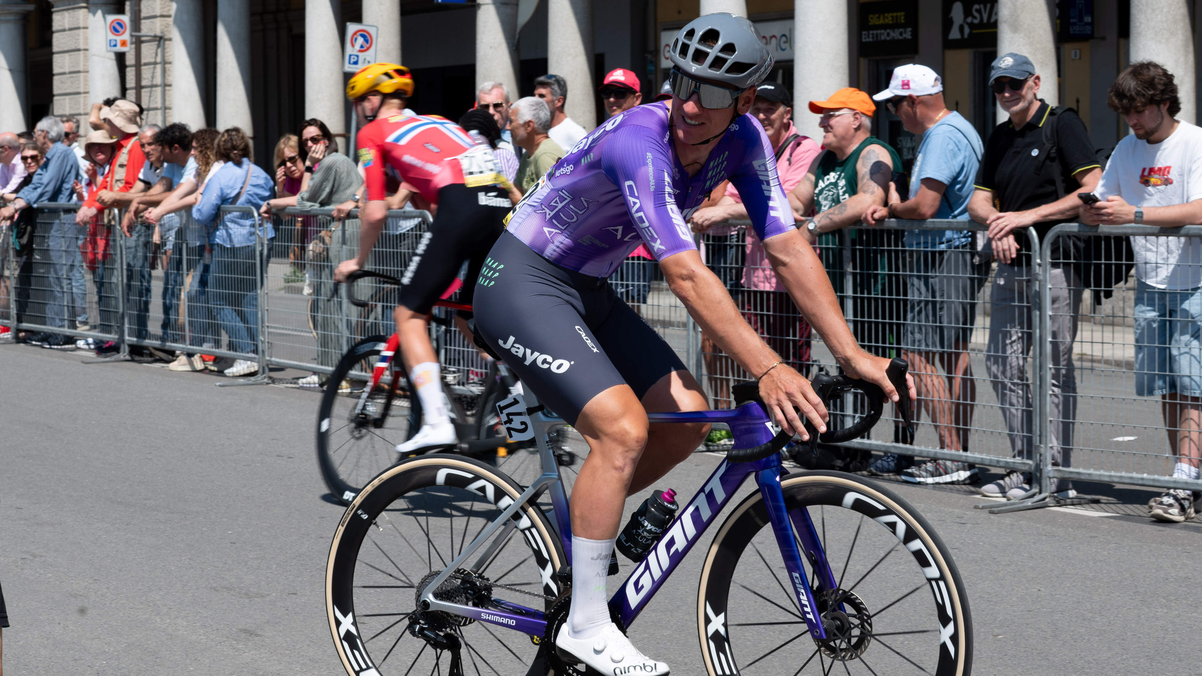 De gekte van Alpe d’Huez in de Tour de France: Pascal Ackermann ontwijkt maar net man in netkousen