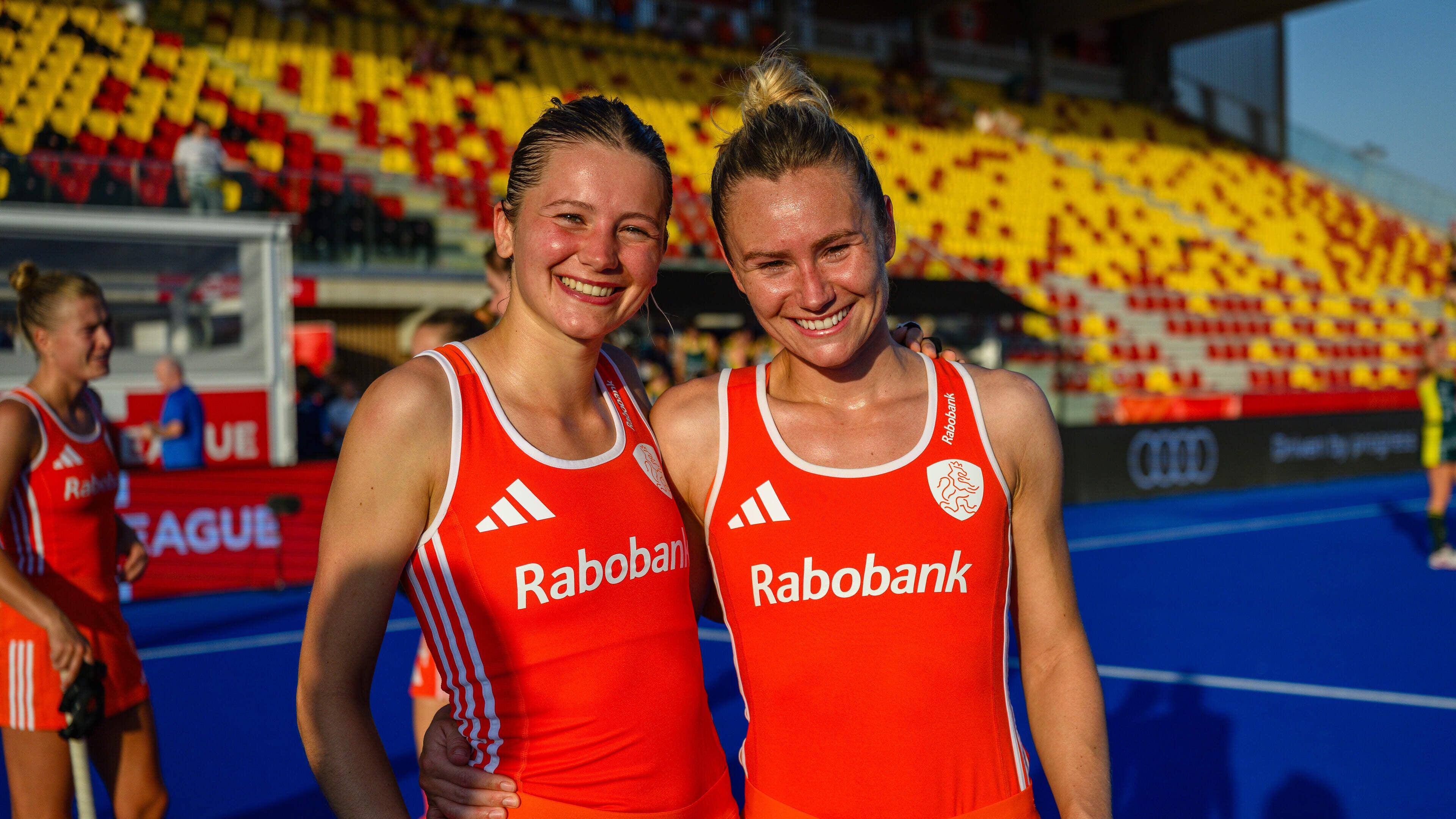 Nieuwe ’Sister Act’ in Oranje: Freeke én Guusje Moes in WK-selectie van Raoul Ehren