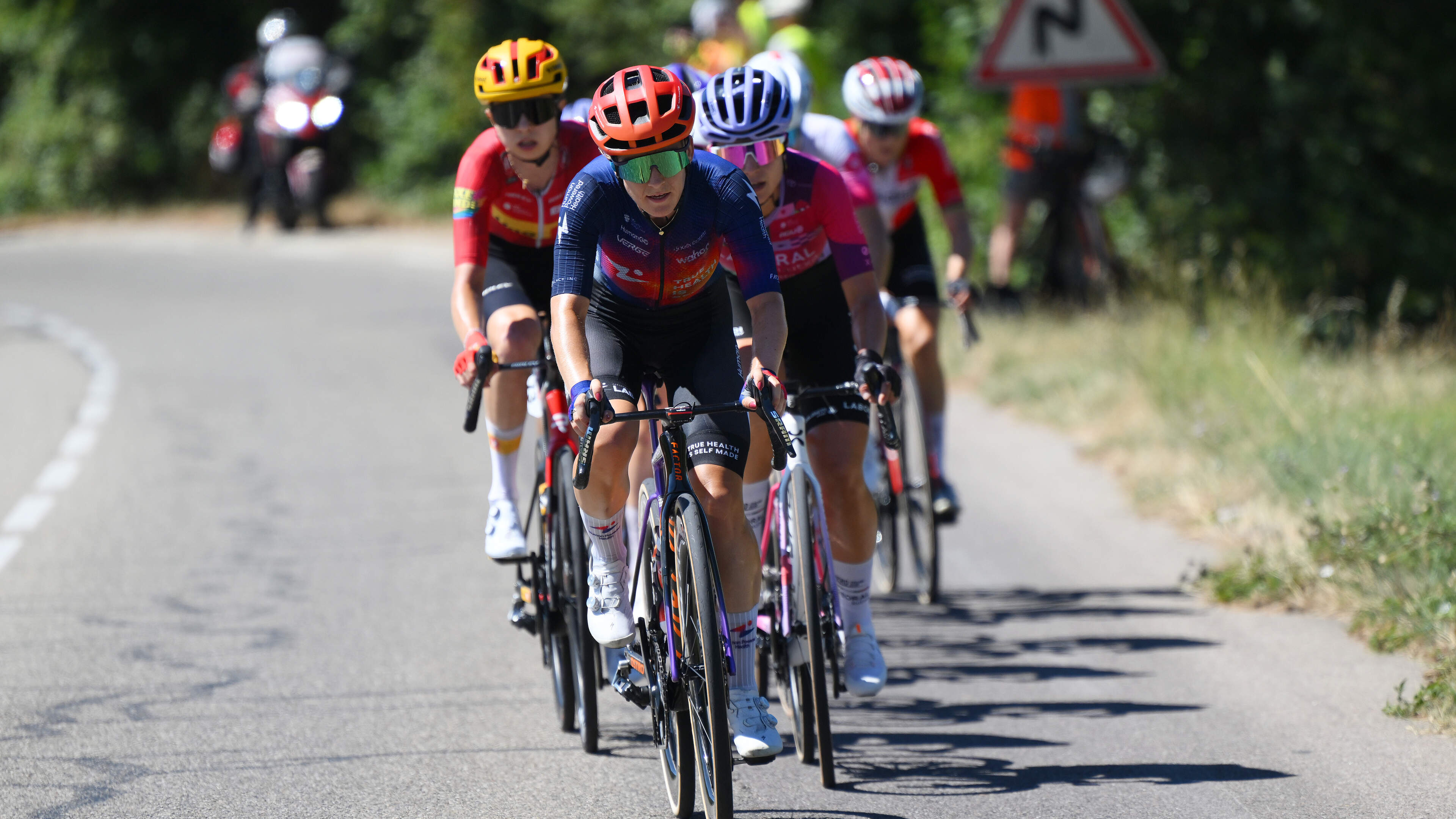 LIVE Tour de France Femmes | Kopgroepje met Marit Raaijmakers richting Mont Ventoux, slaat Demi Vollering toe?