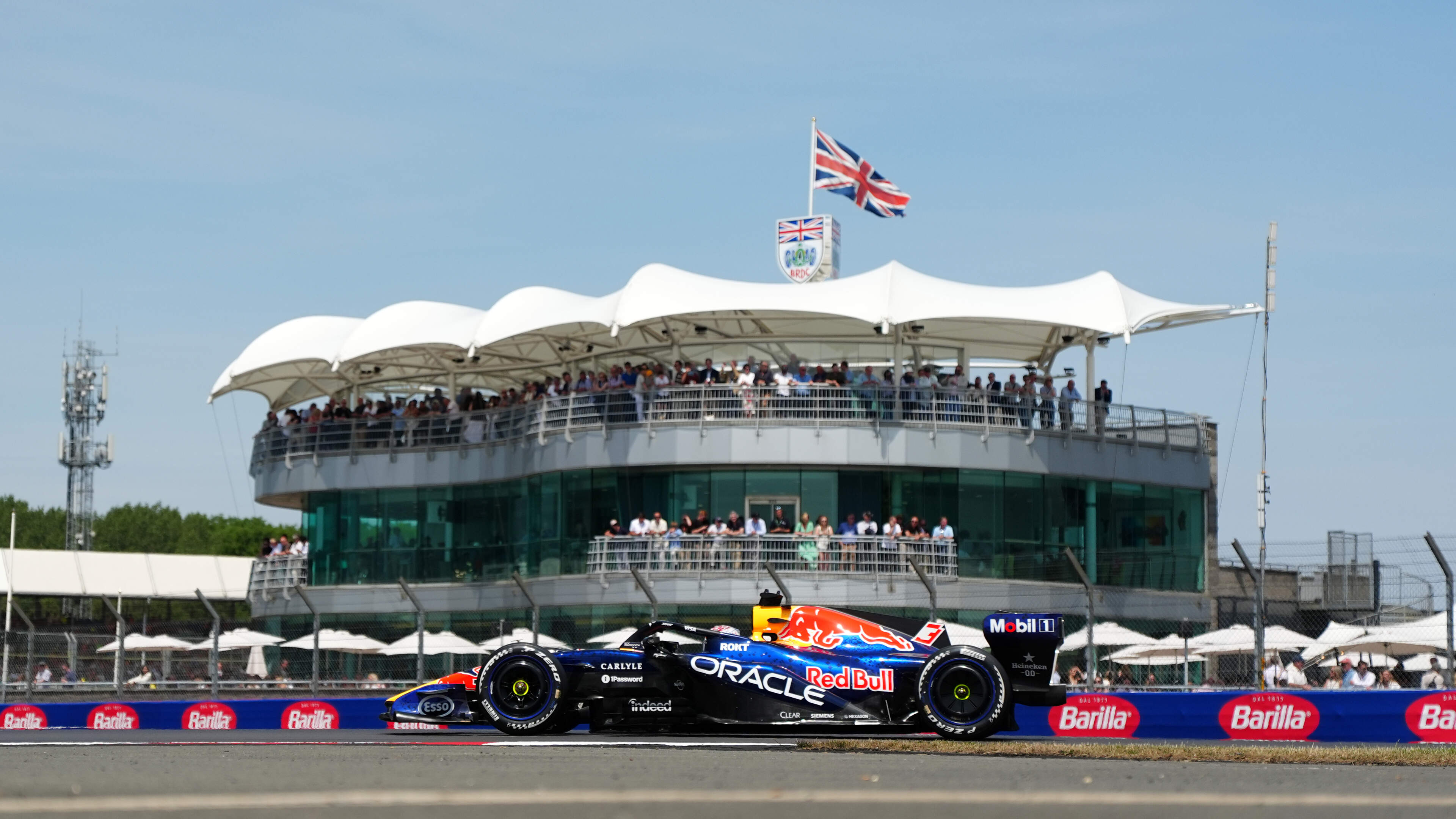 Max Verstappen nog op grote achterstand in Silverstone, snelste tijd voor Lewis Hamilton