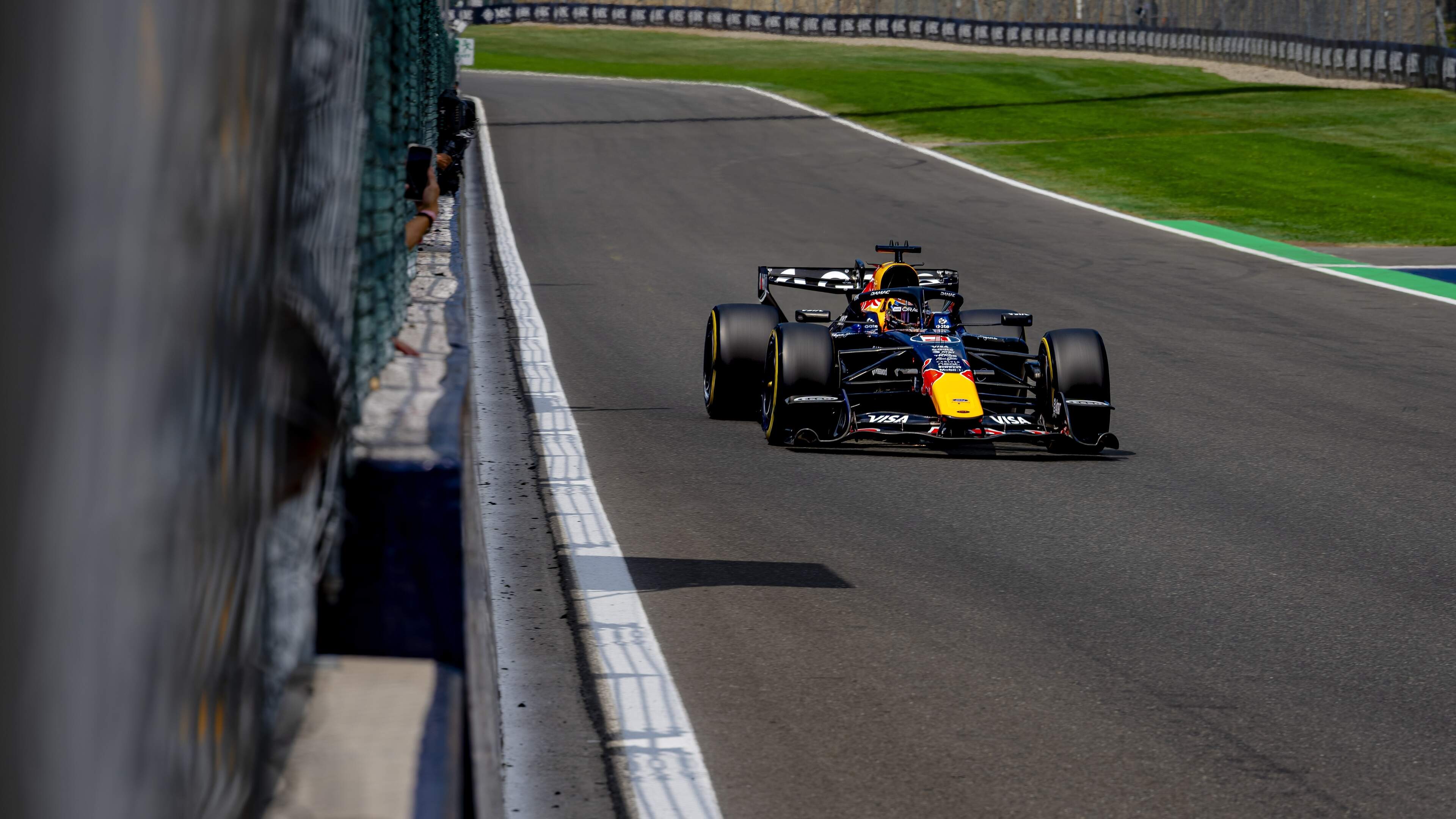 Max Verstappen rijdt derde tijd in tweede training op Spa-Francorchamps, Kimi Antonelli het snelst