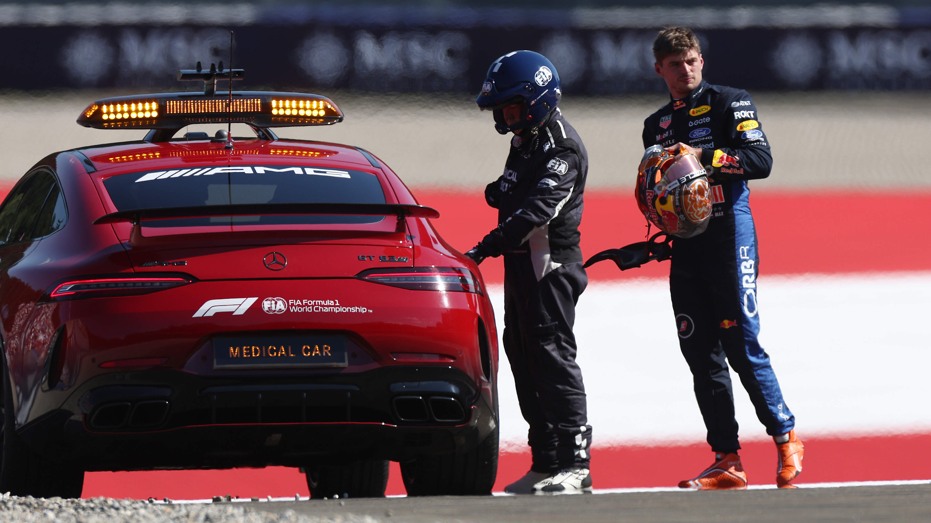 Max Verstappen na ’onverklaarbare’ crash op Red Bull Ring: ’Ik denk dat ik in de winter twee maanden naar Tibet ga’