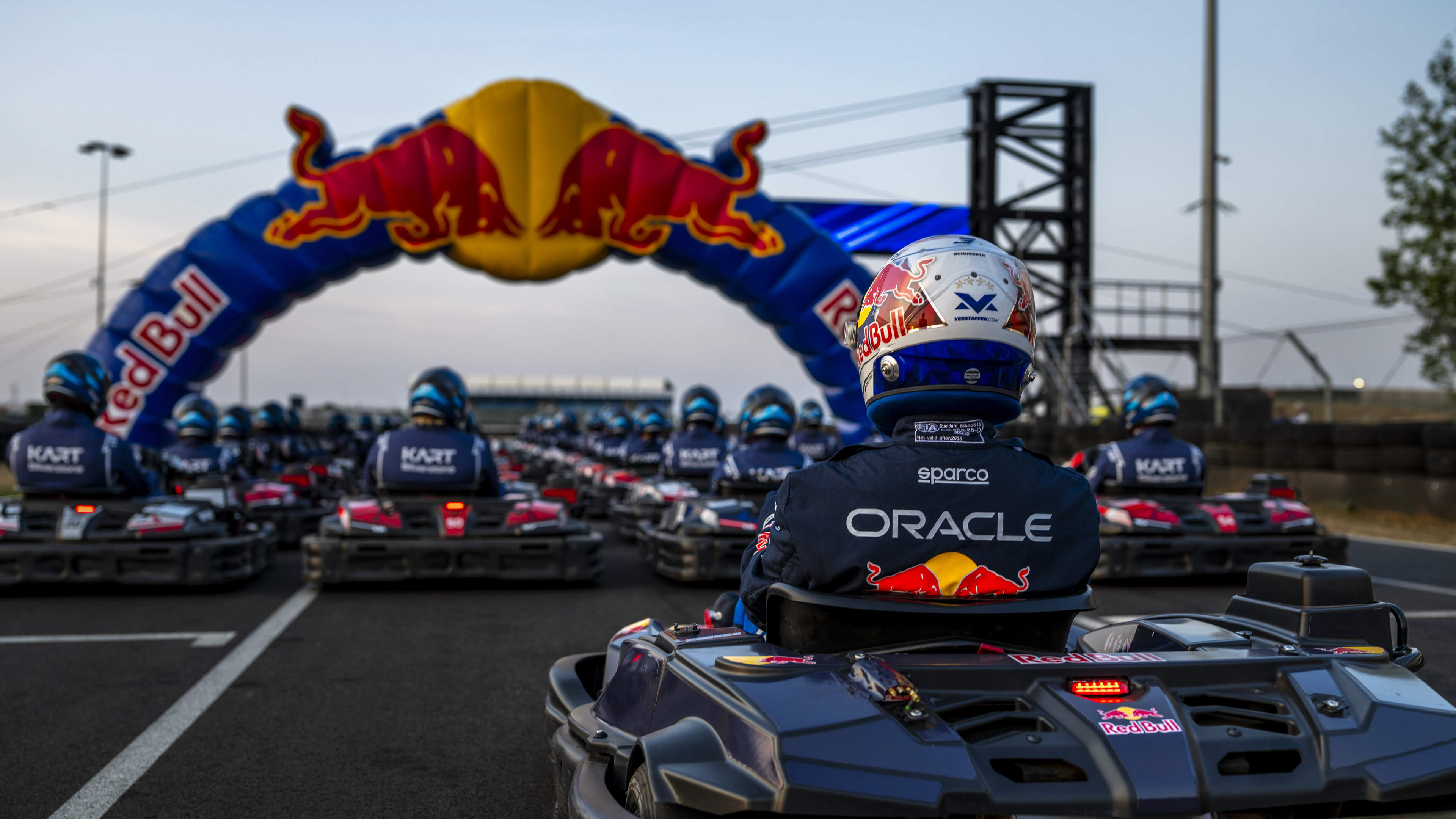 Max tegen 100: Verstappen volgende maand op Silverstone in actie tijdens ’grootste kartrace ter wereld’