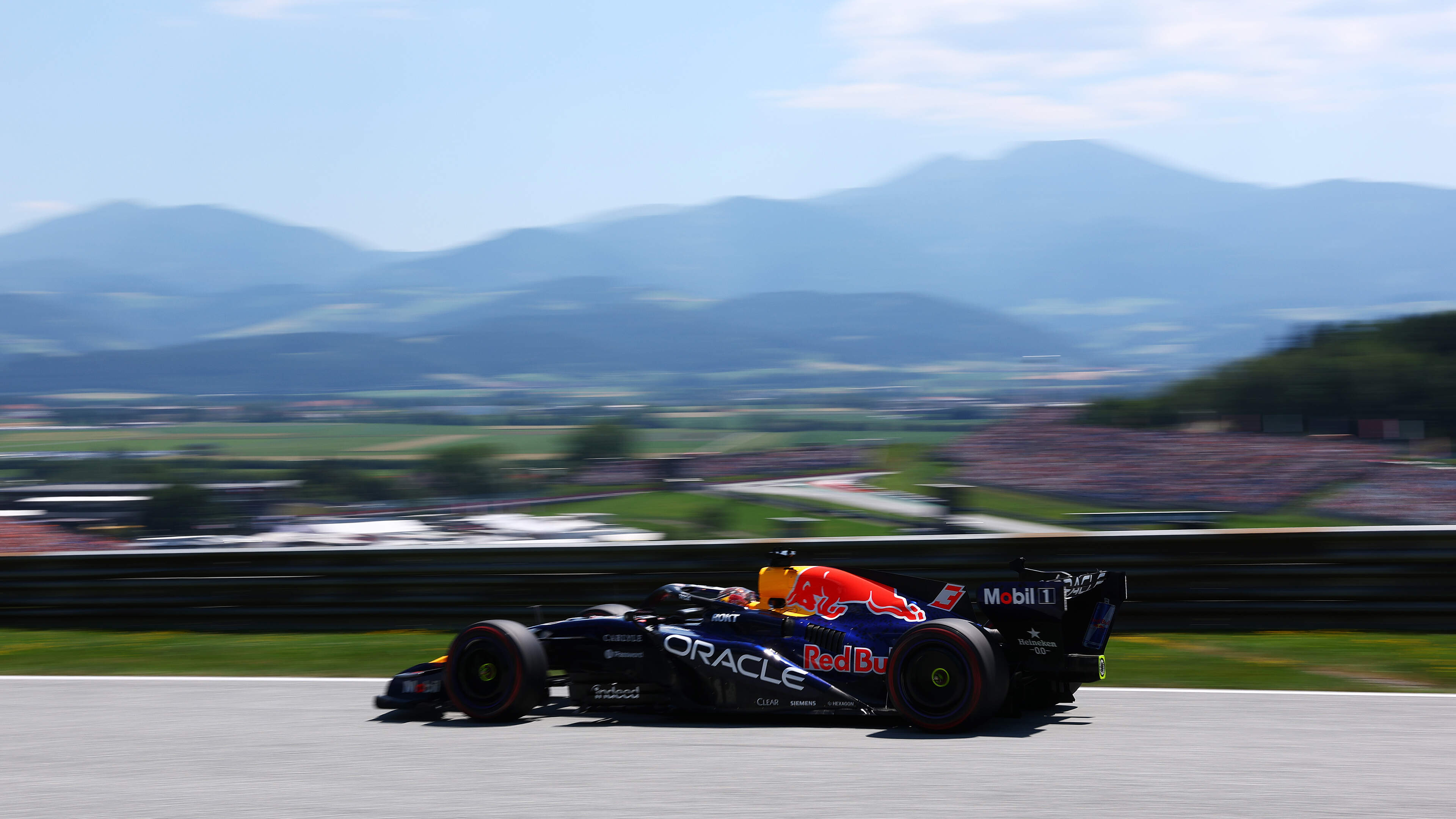 Max Verstappen rijdt na valse start de vierde tijd in eerste training op Red Bull Ring