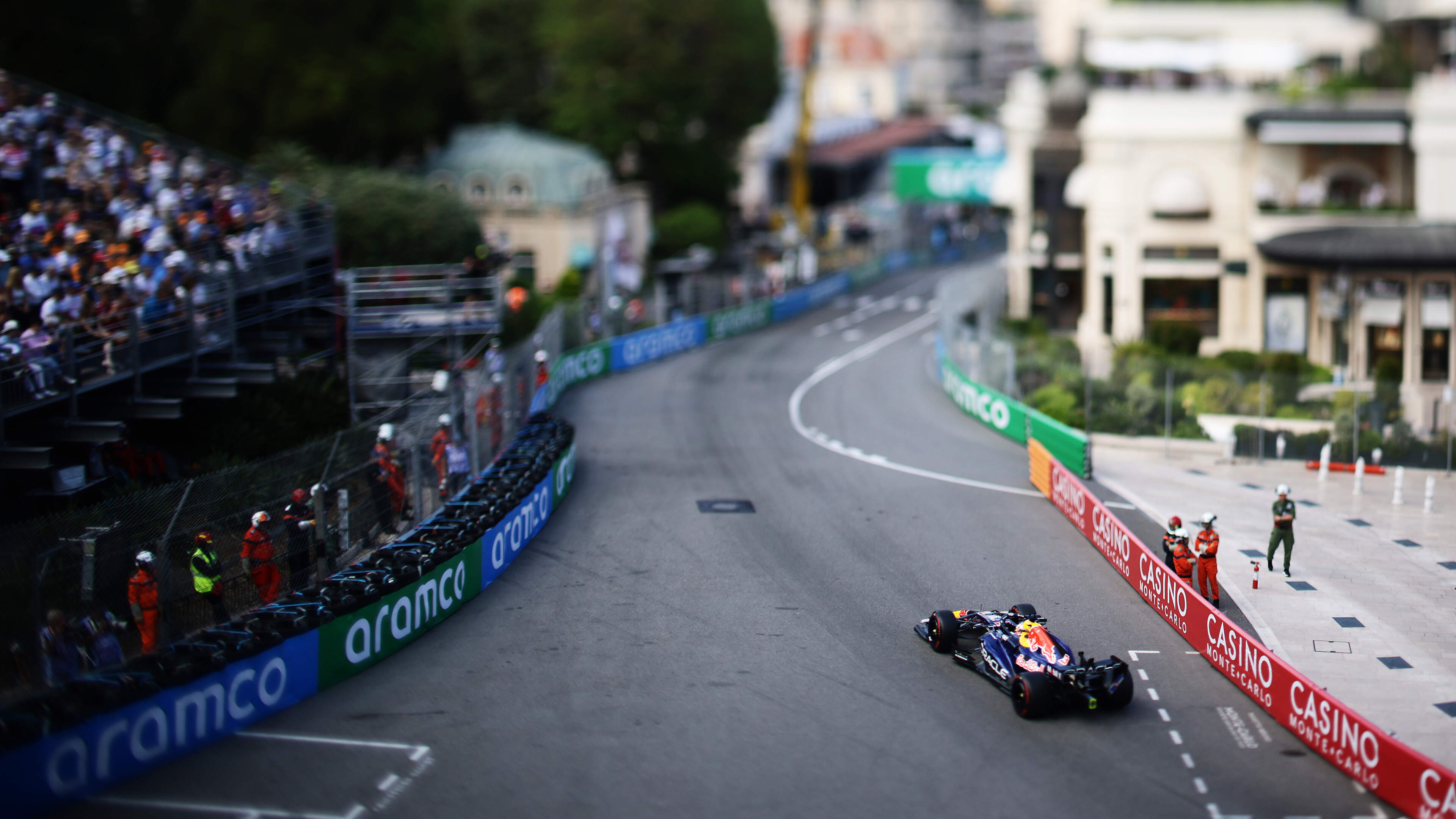Max Verstappen doet goed mee in Monaco, Lewis Hamilton rijdt snelste tijd in tweede vrije training