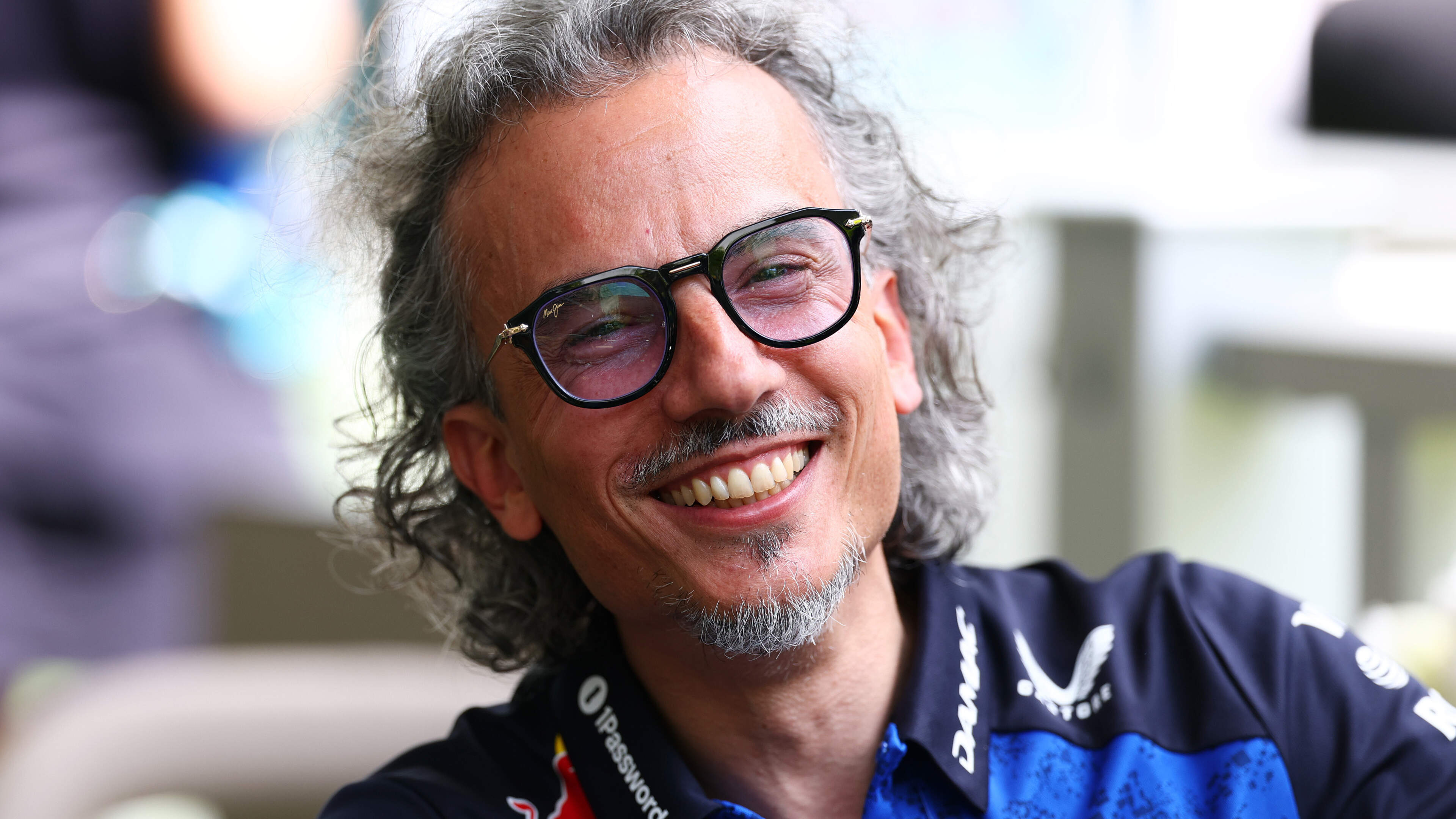 Teambaas Laurent Mekies zet een fles wijn op aanblijven Verstappen: ’Max zou hier niet meer zijn, als hij er niet in gelooft’