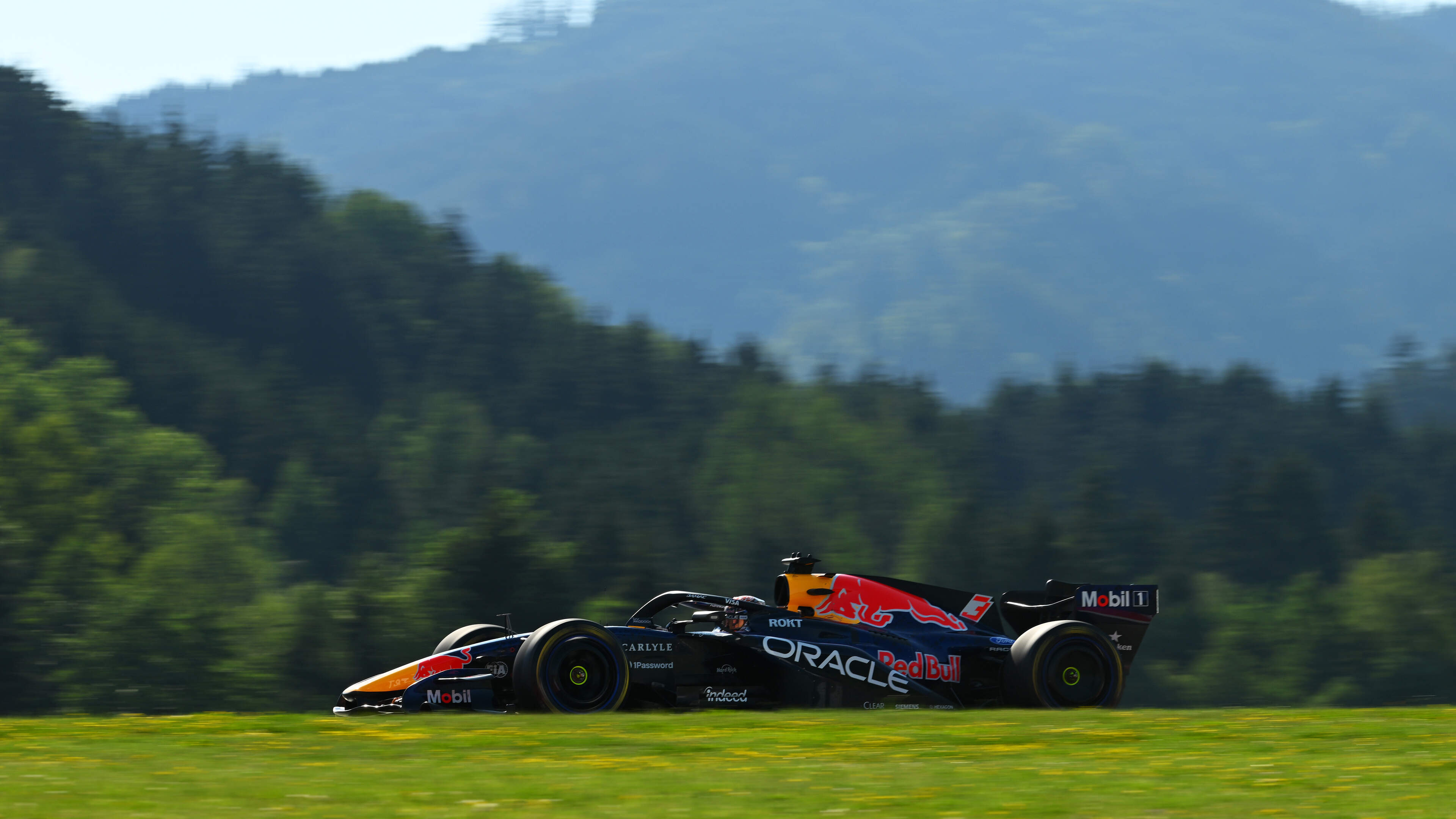 Max Verstappen opnieuw naar vierde tijd in Oostenrijk; aanzienlijke achterstand op Kimi Antonelli