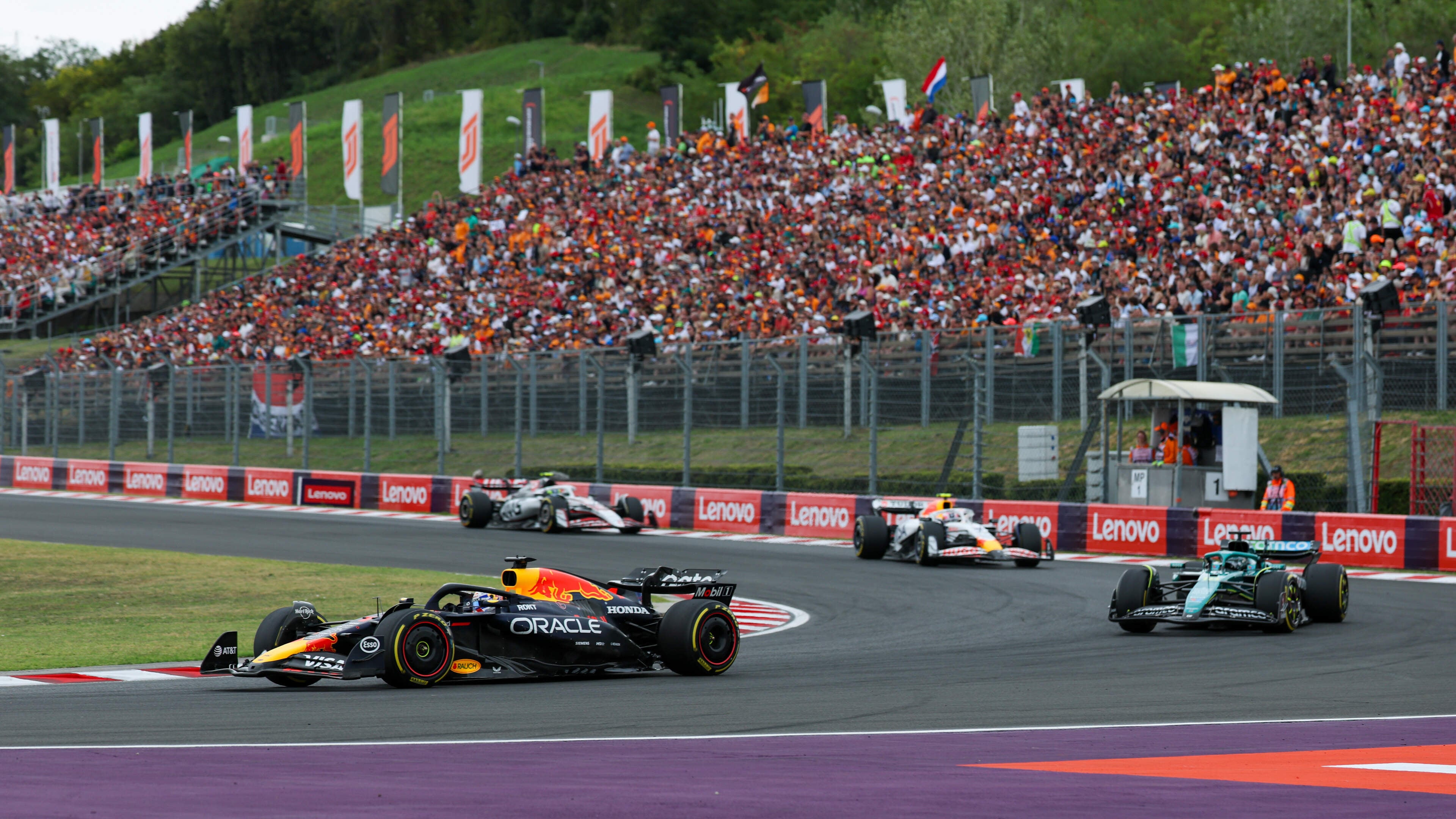 Tijdschema Grand Prix van Hongarije: wanneer komt Max Verstappen in actie?