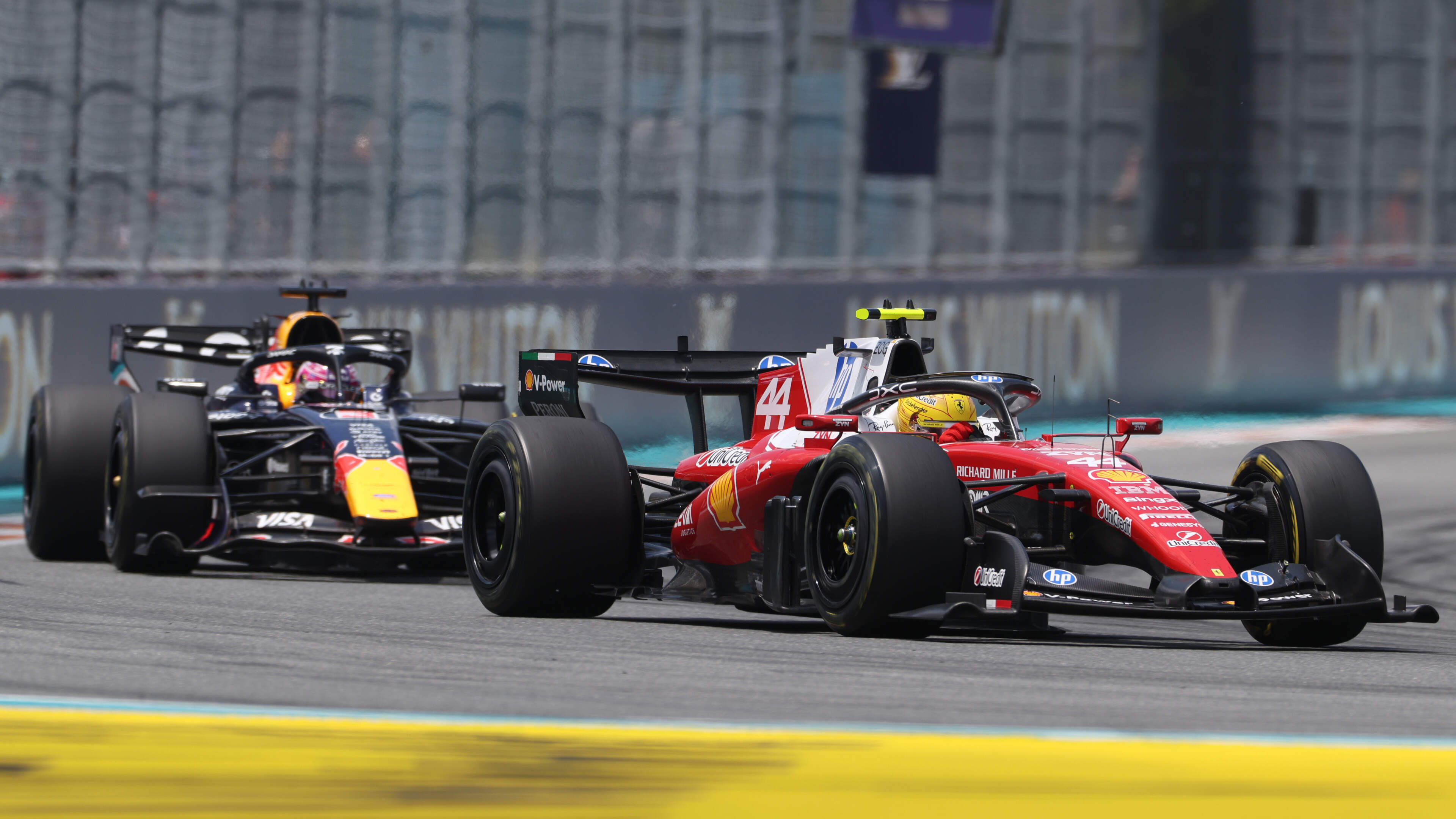 Max Verstappen is Lewis Hamilton de baas tijdens sprintrace in Miami, Lando Norris wint