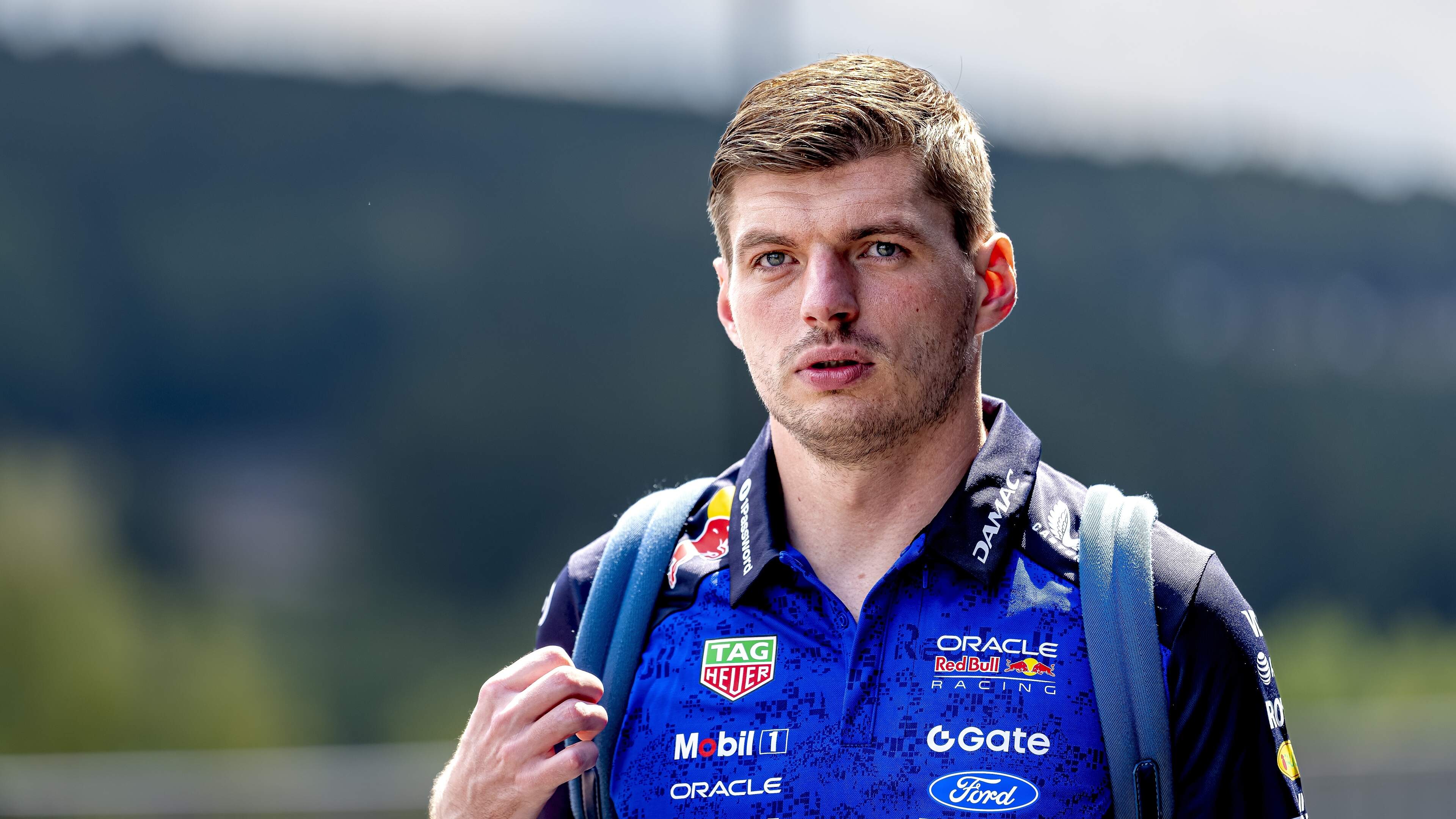 Red Bull grijpt in en past achtervleugel aan na crashes Max Verstappen