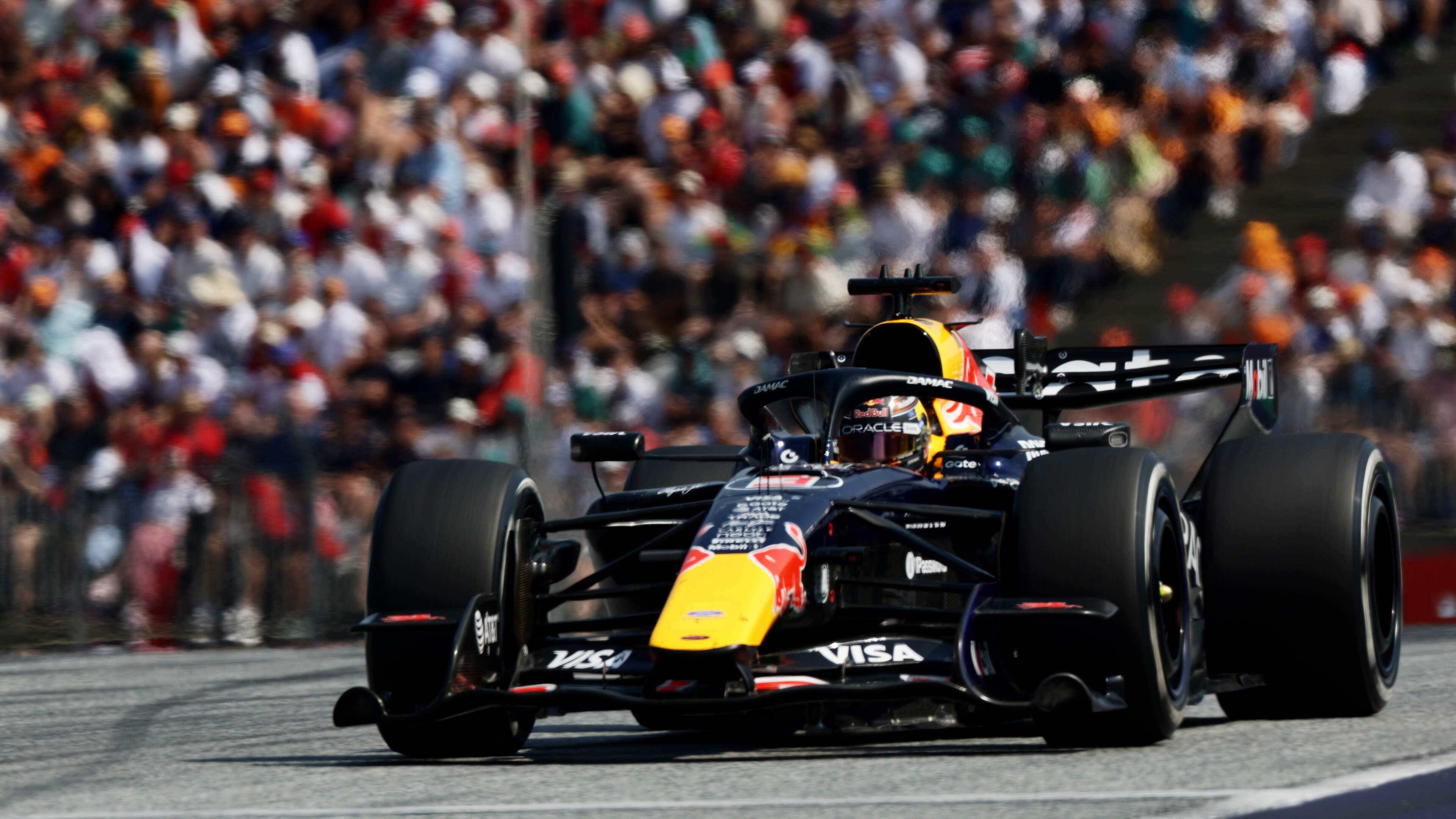 Max Verstappen verliest gevecht met George Russell in Oostenrijk, maar rijdt wel naar tweede podiumplek van dit seizoen