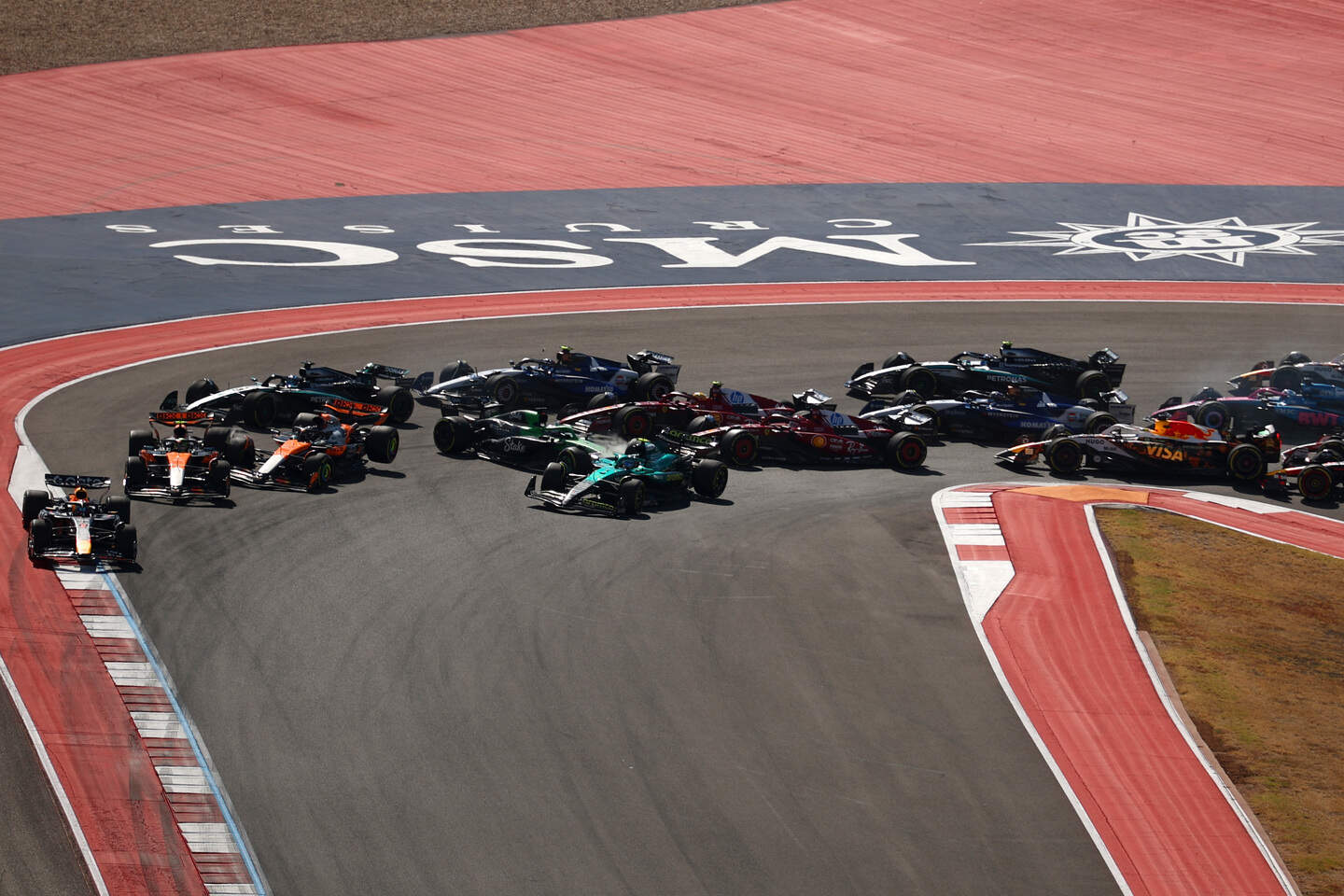 Max Verstappen behoudt de leiding na de start in Austin, daarachter is het chaos troef.