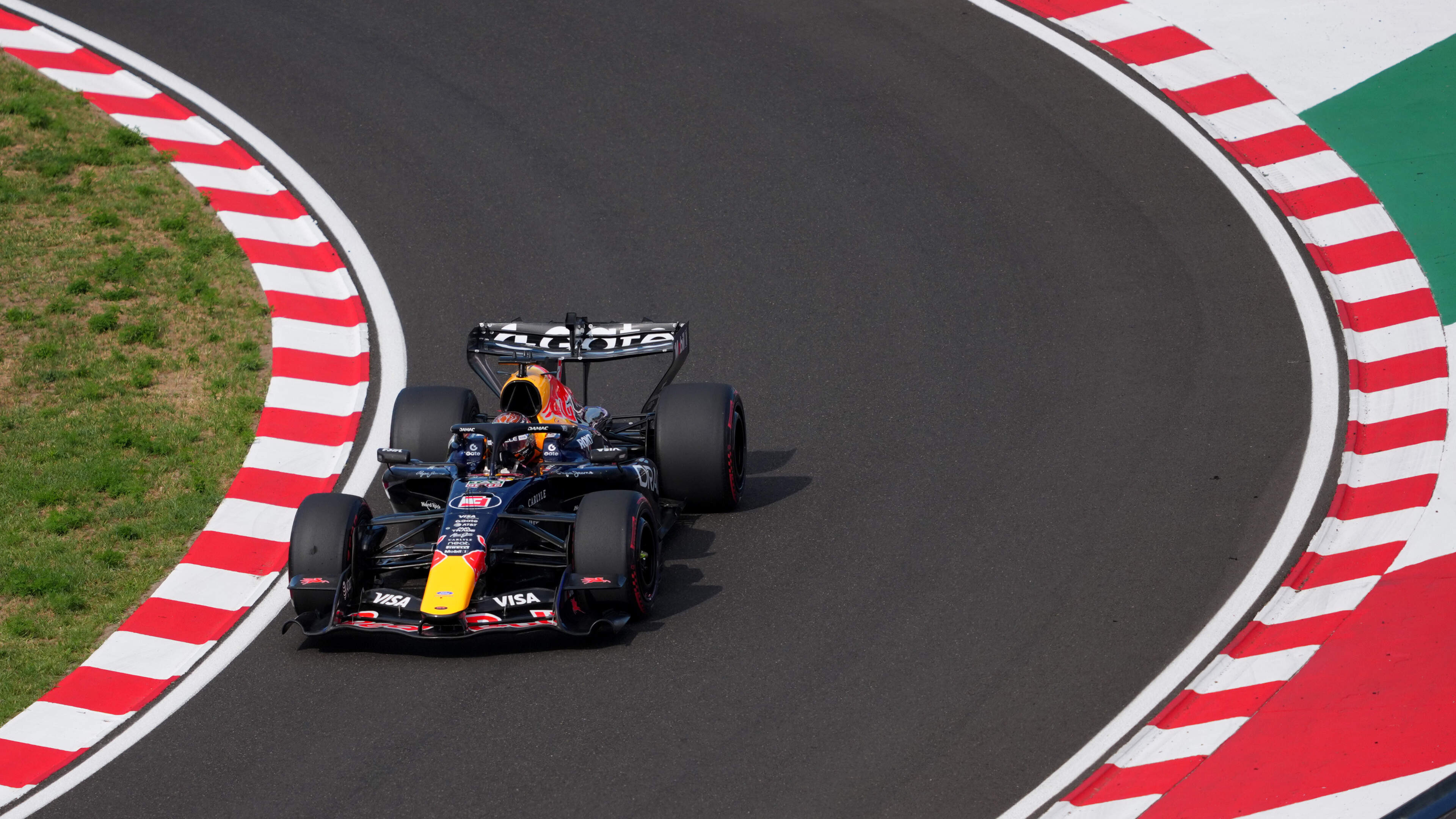 Lando Norris snoept pole position af van Lewis Hamilton in Hongarije, balende Max Verstappen spint