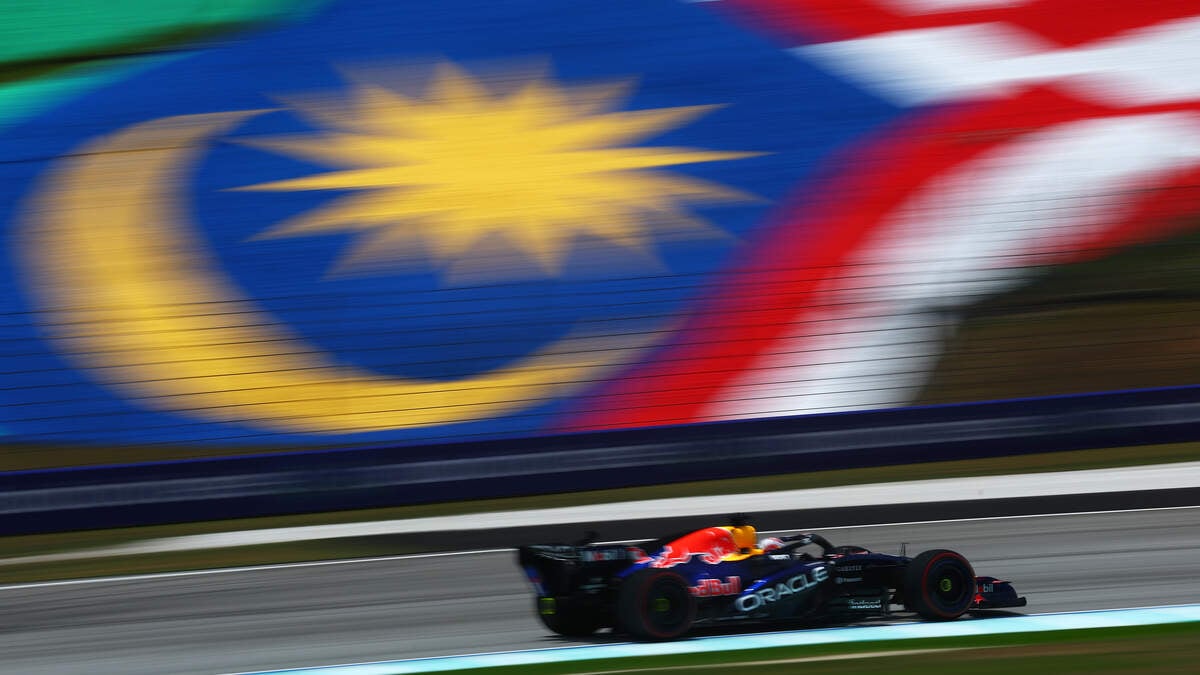 Photo: De Telegraaf Max Verstappen leads opening practice at Sepang for Bahrain GP