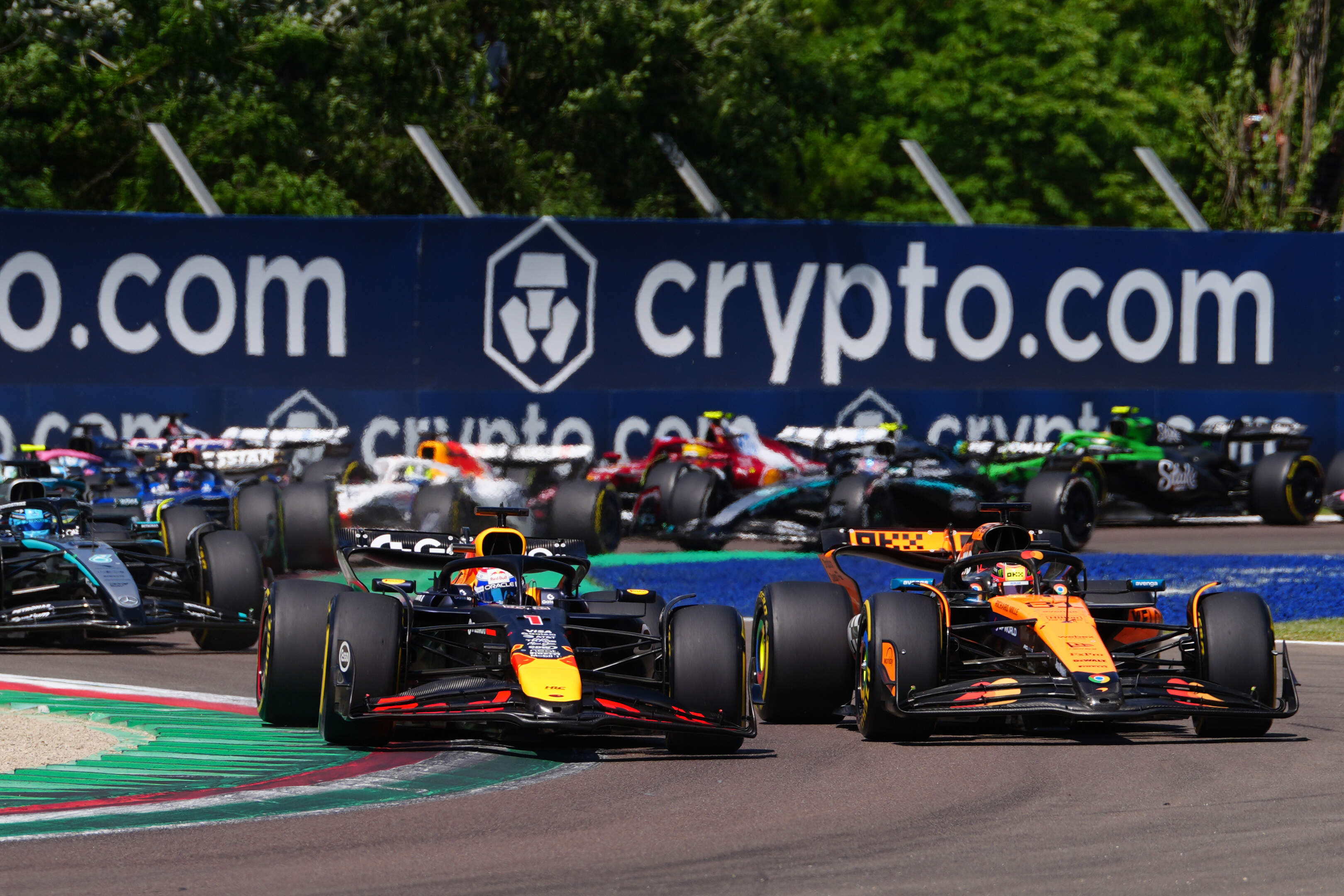 Max Verstappen maakt kans op FIA-prijs na briljante actie in Imola | De  Limburger