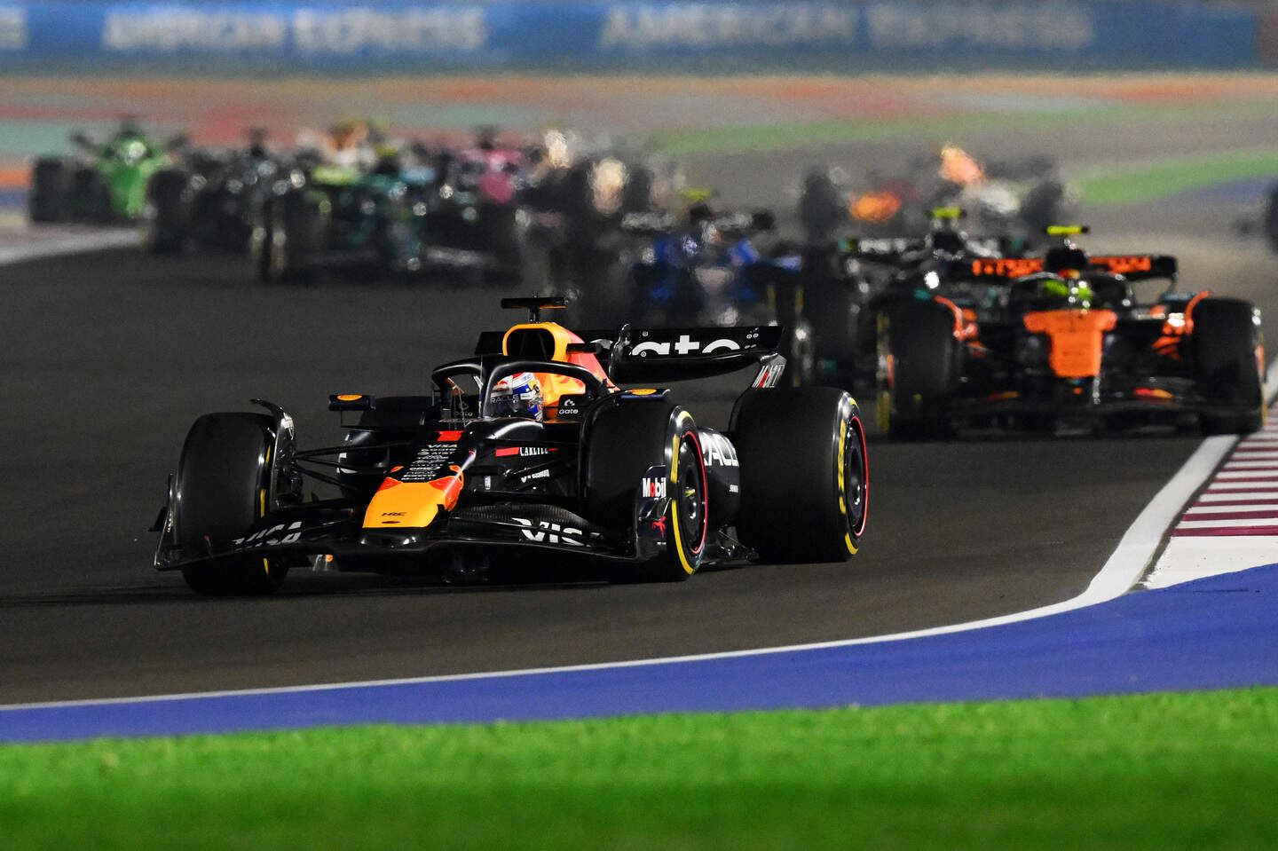 Max Verstappen houdt de titeldroom levend na zijn zege in Qatar.