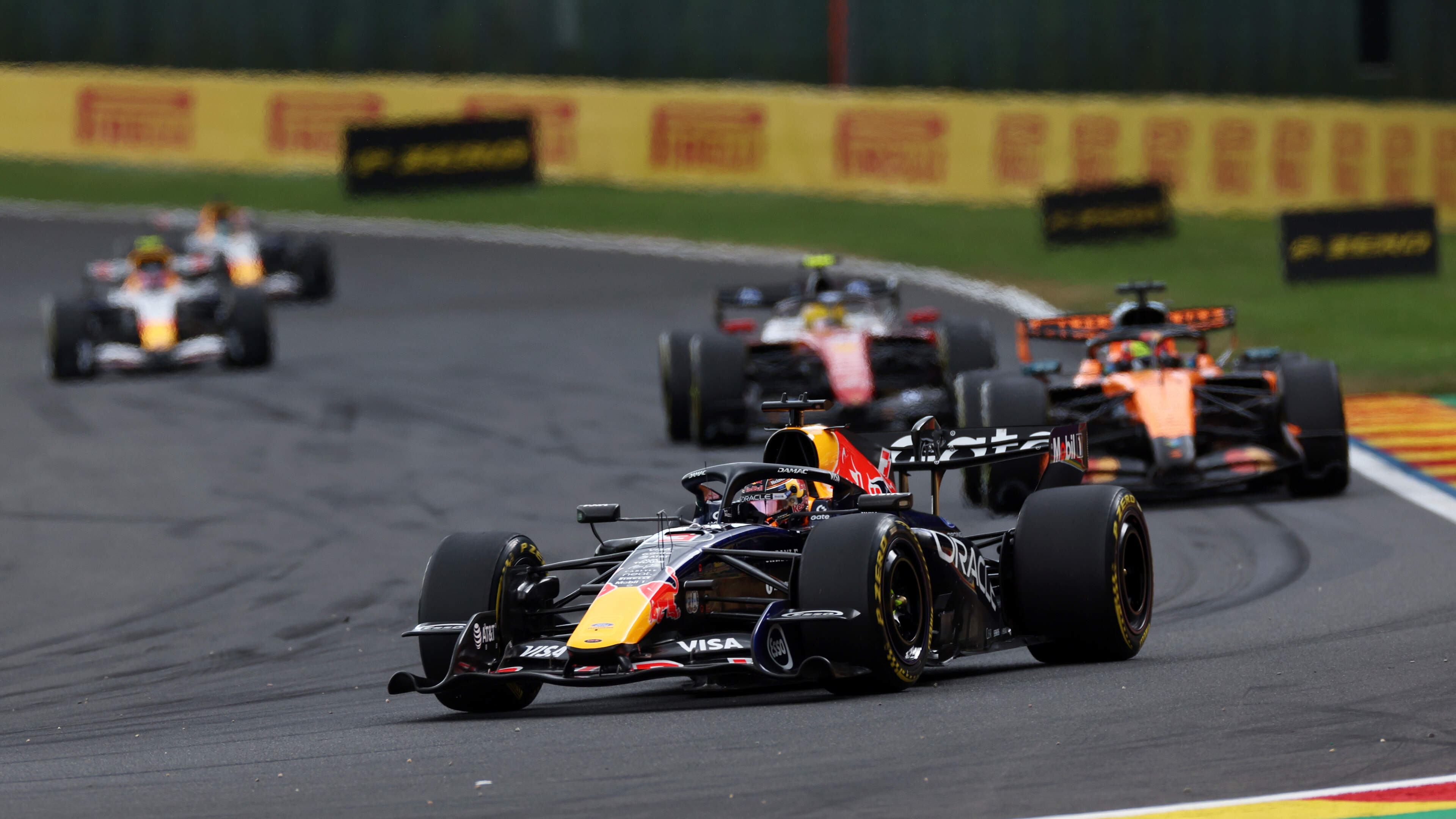 Kimi Antonelli slaat terug in België, Max Verstappen voor derde keer dit jaar op het podium