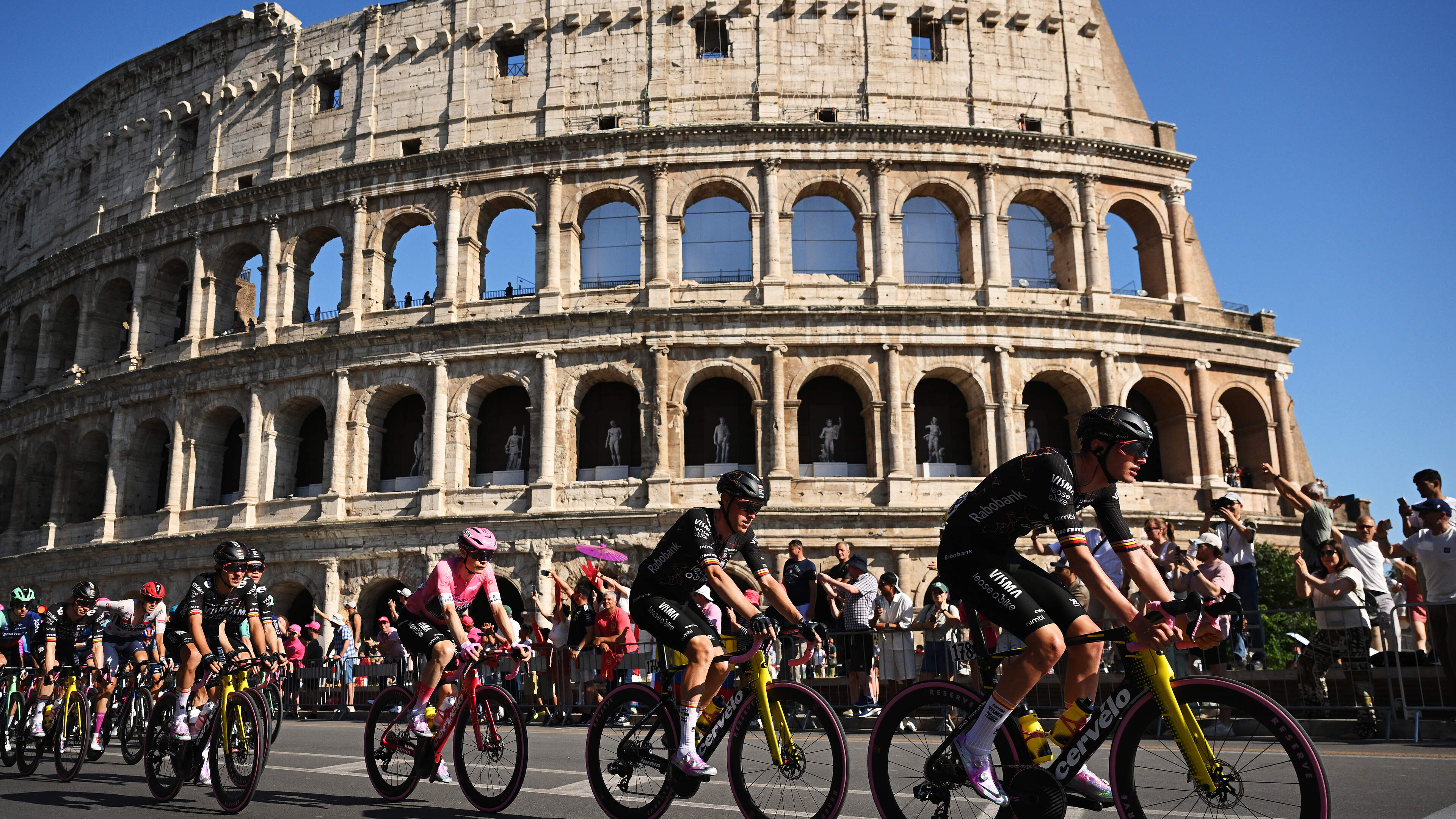 LIVE Giro d’Italia: peloton raast langs Colosseum, kan Groenewegen nog voor Nederlands succes zorgen in slotetappe?
