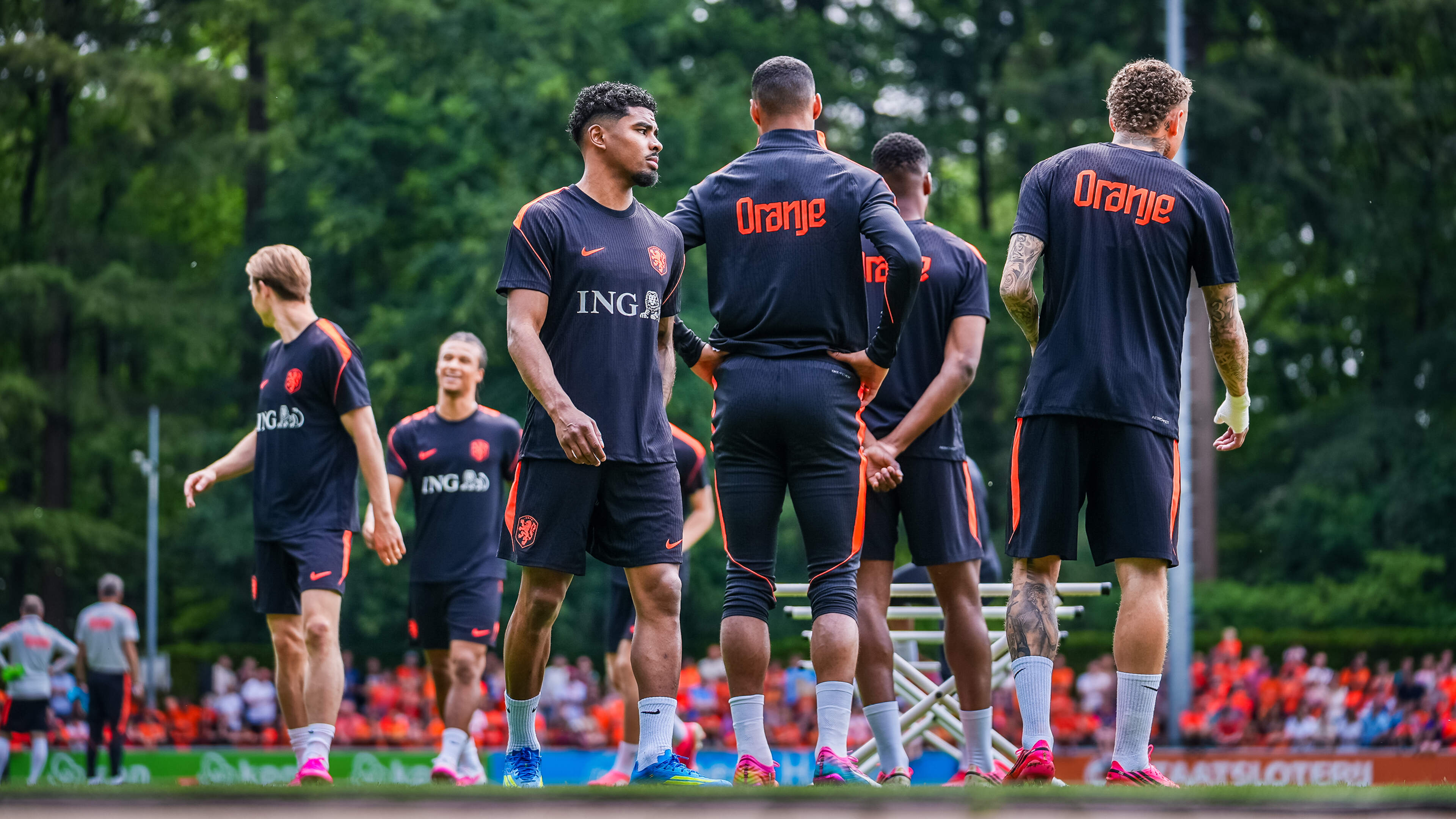 Bondscoach Ronald Koeman met vrijwel complete Nederlands elftal-groep voor het eerst het veld op in voorbereiding op WK