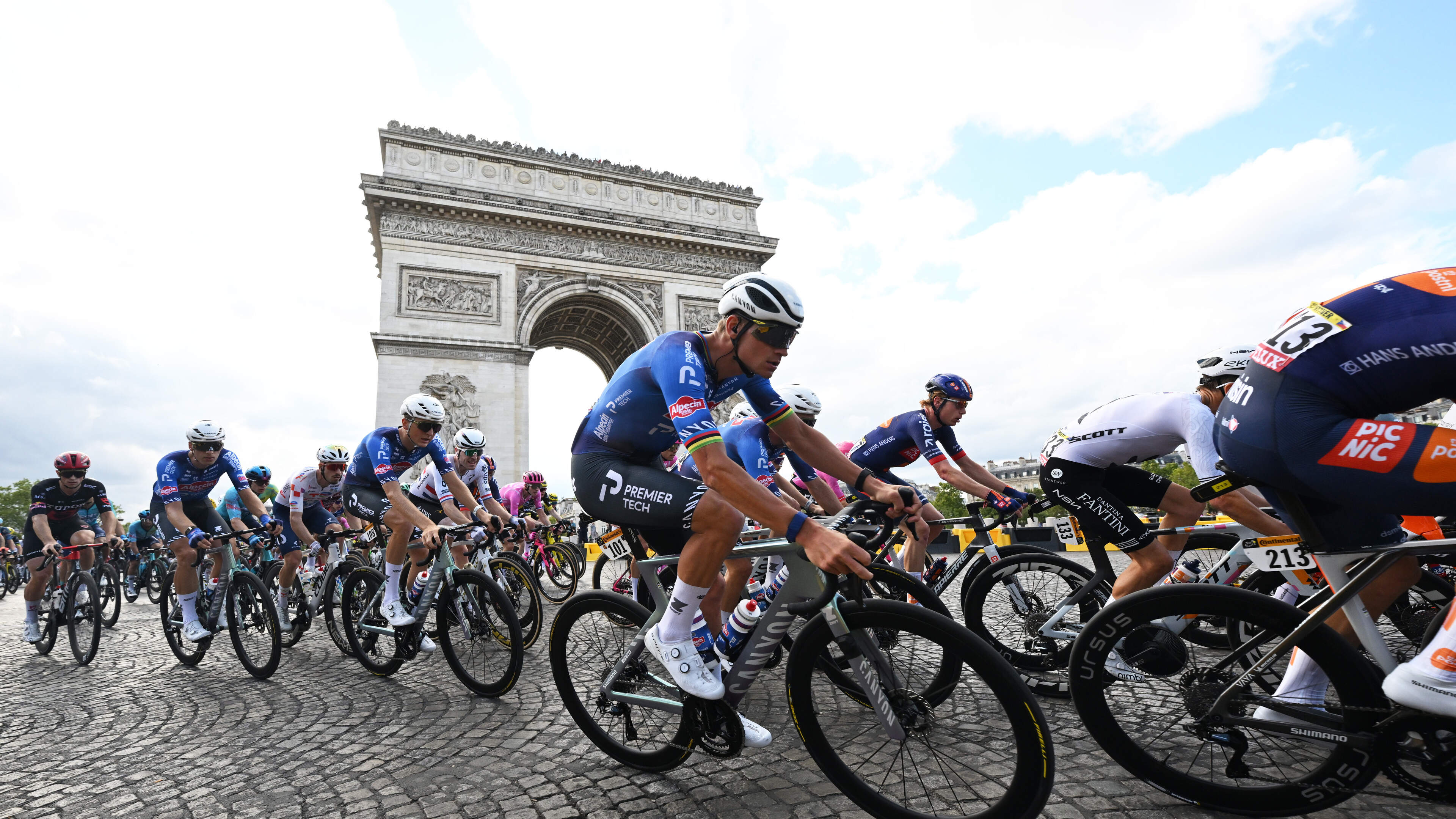 LIVE Tour de France | Pogacar, Van der Poel, Evenepoel en Pedersen op kop in schitterende slotrit over Montmartre