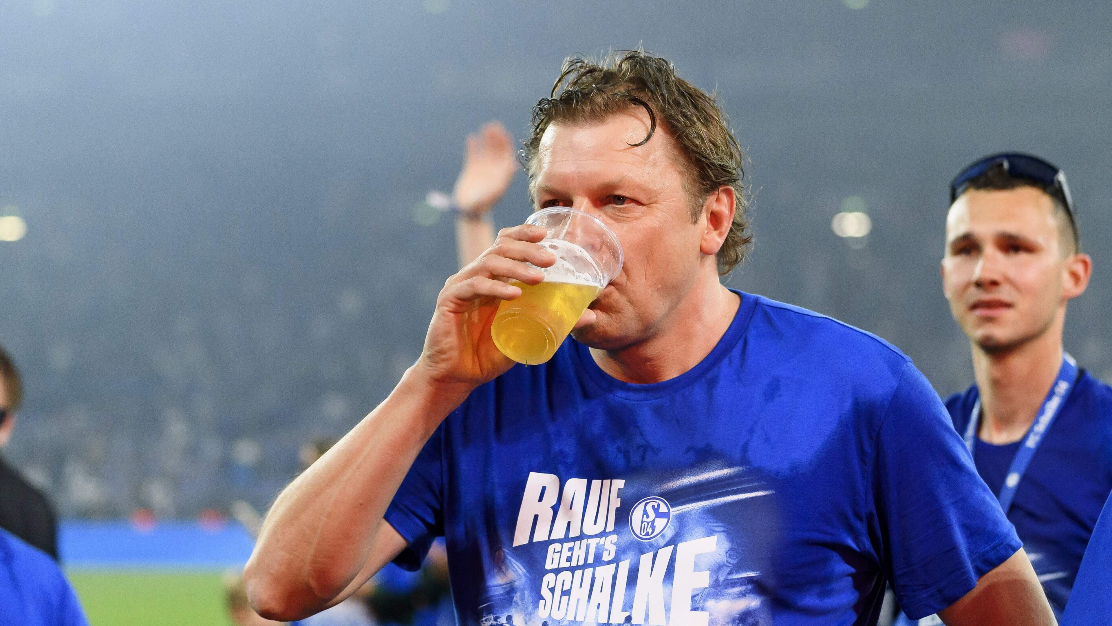 Youri Mulder sliep na promotiefeest Schalke 04 met zijn vriendin op de grond van zijn kantoor: ’Dat doet het goed in Duitsland’