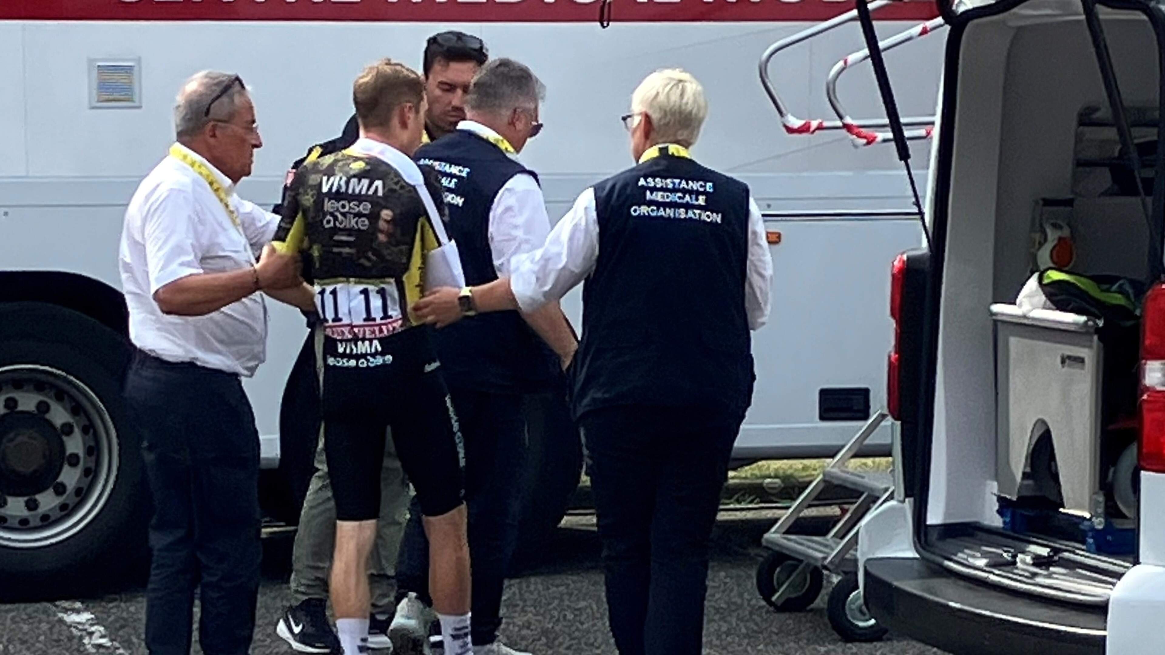 Jonas Vingegaard breekt sleutelbeen na val en moet Tour de France verlaten: operatie noodzakelijk voor emotionele Deen