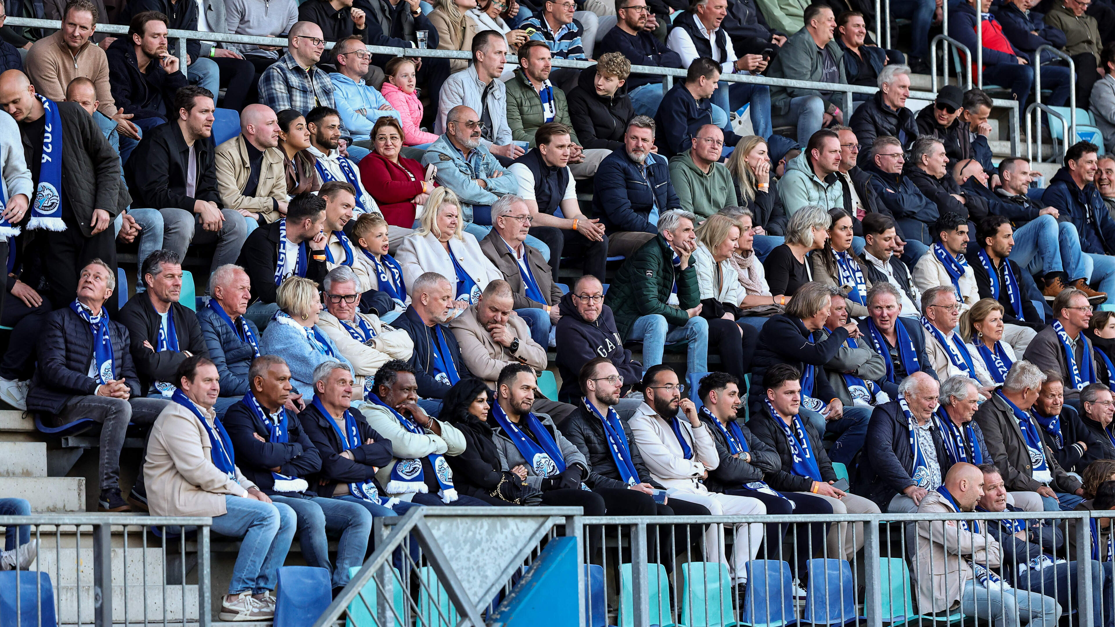 Supporters FC Den Bosch juichen voor doelpunt tegenstander ADO Den Haag in cruciaal duel Keuken Kampioen Divisie