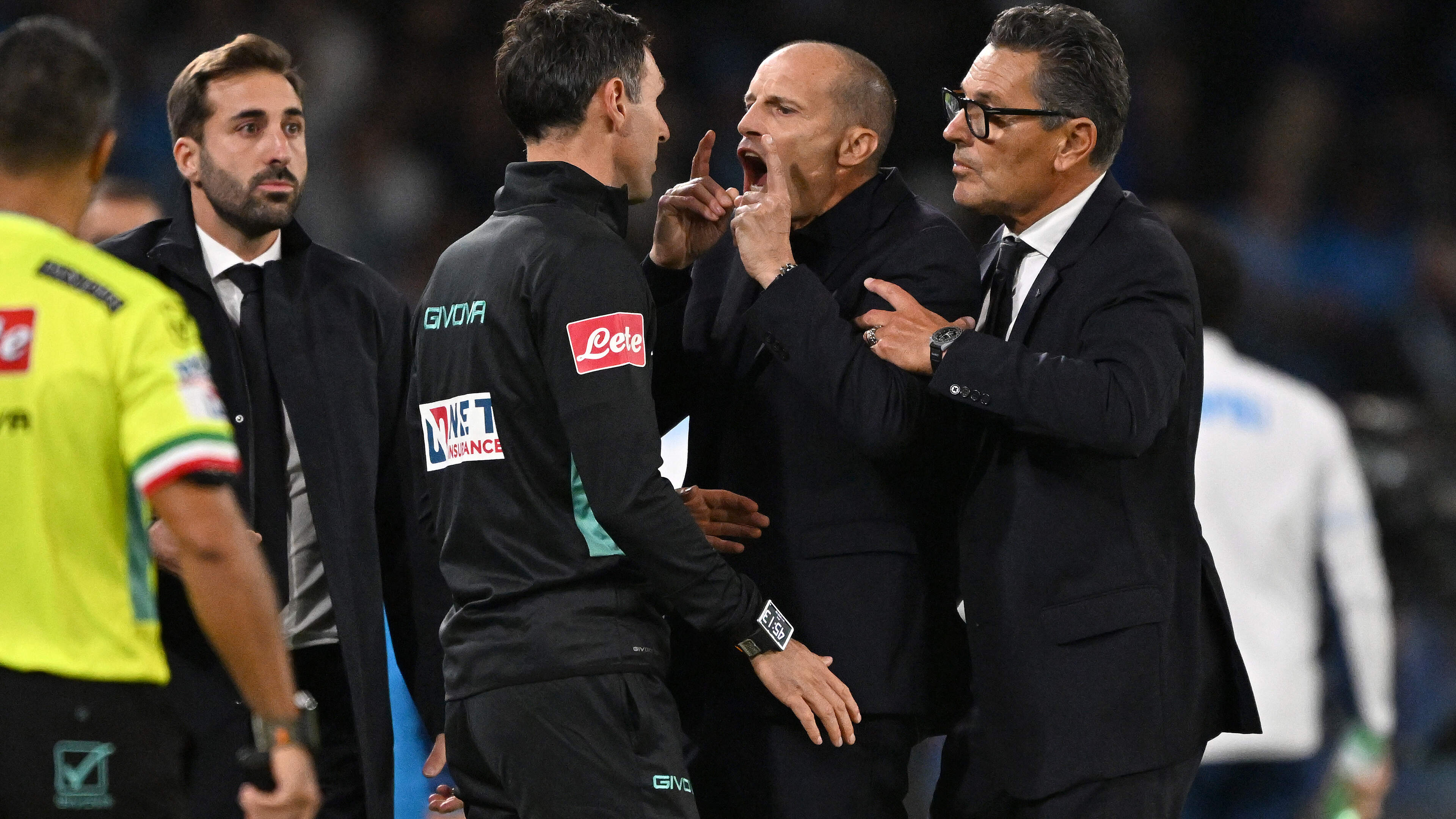 Napoli-trainer Massimiliano Allegri twee duels geschorst na beledigende opmerkingen en agressieve houding richting arbitrage