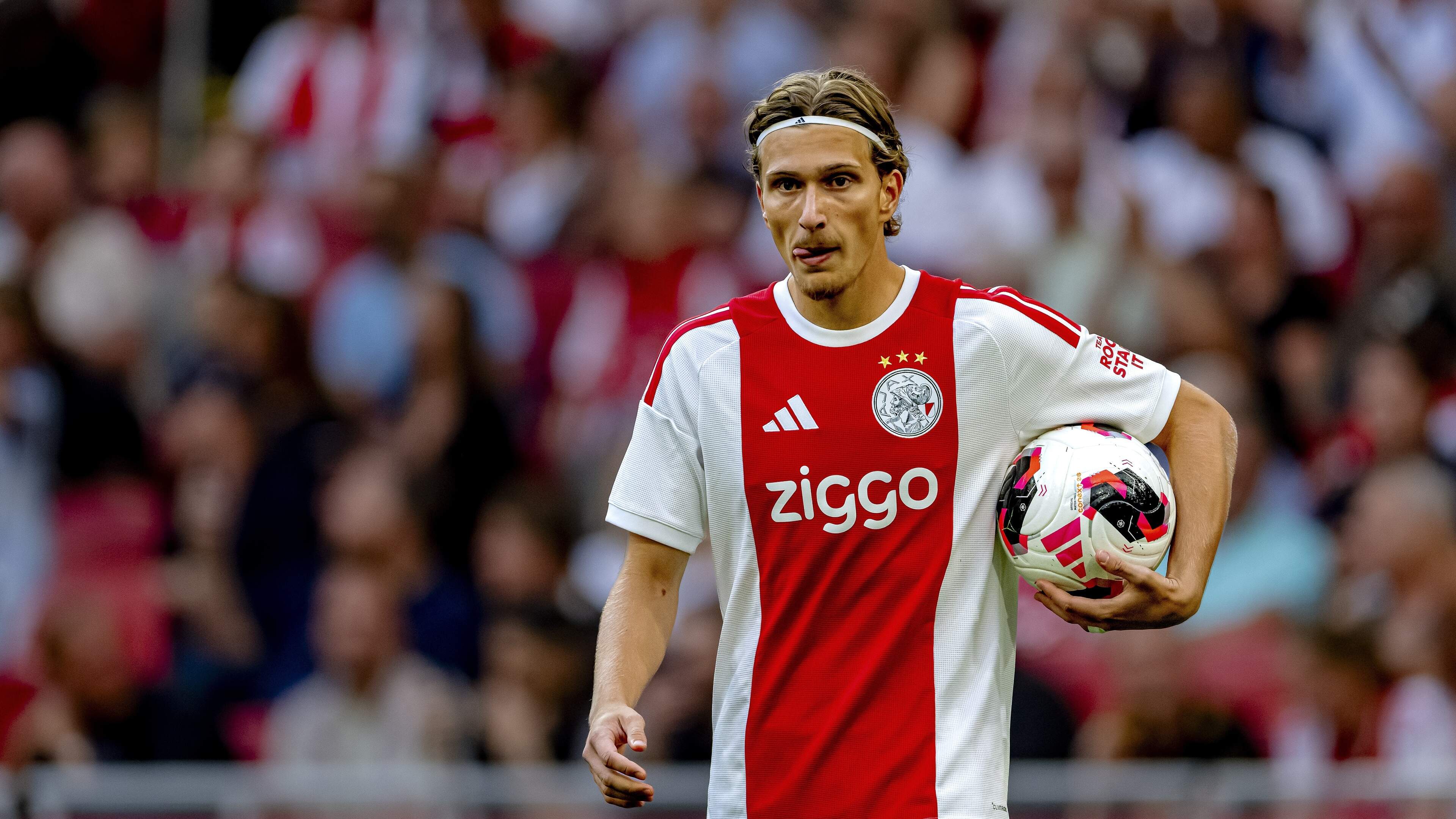 Mika Godts neemt afscheid van Ajax: ’Voor altijd een speciaal plekje in mijn hart’