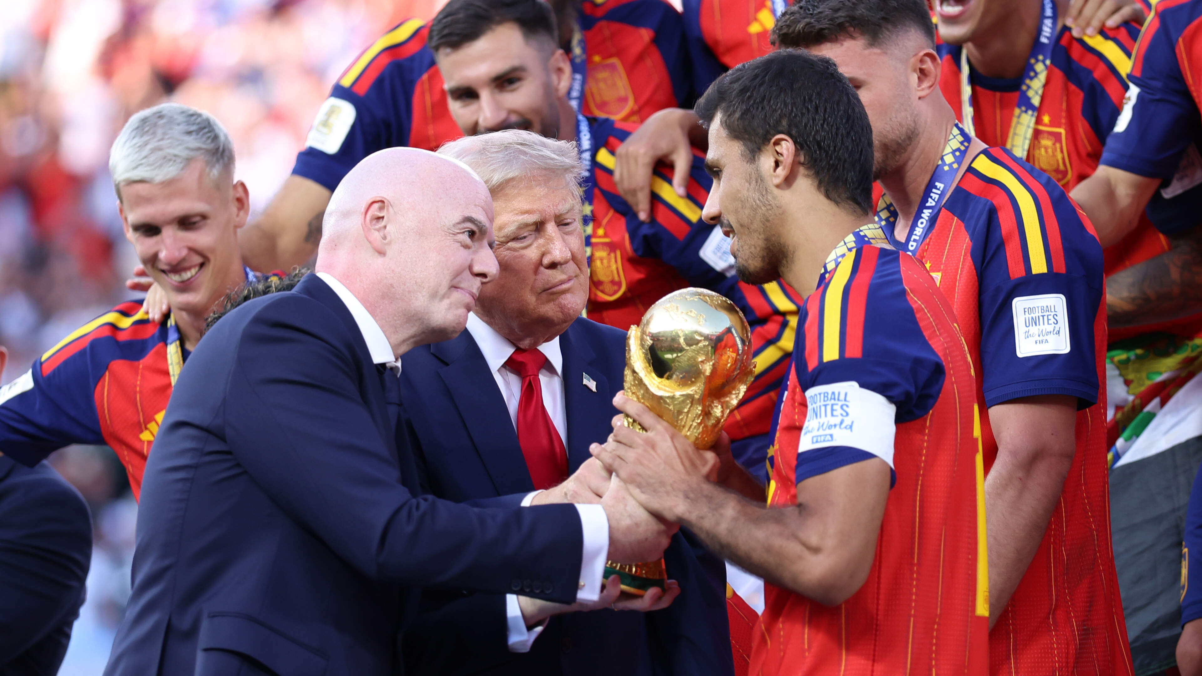 Donald Trump blijft staan op WK-podium na uitreiken beker aan Spanje: Gianni Infantino moet hem subtiel wegtrekken