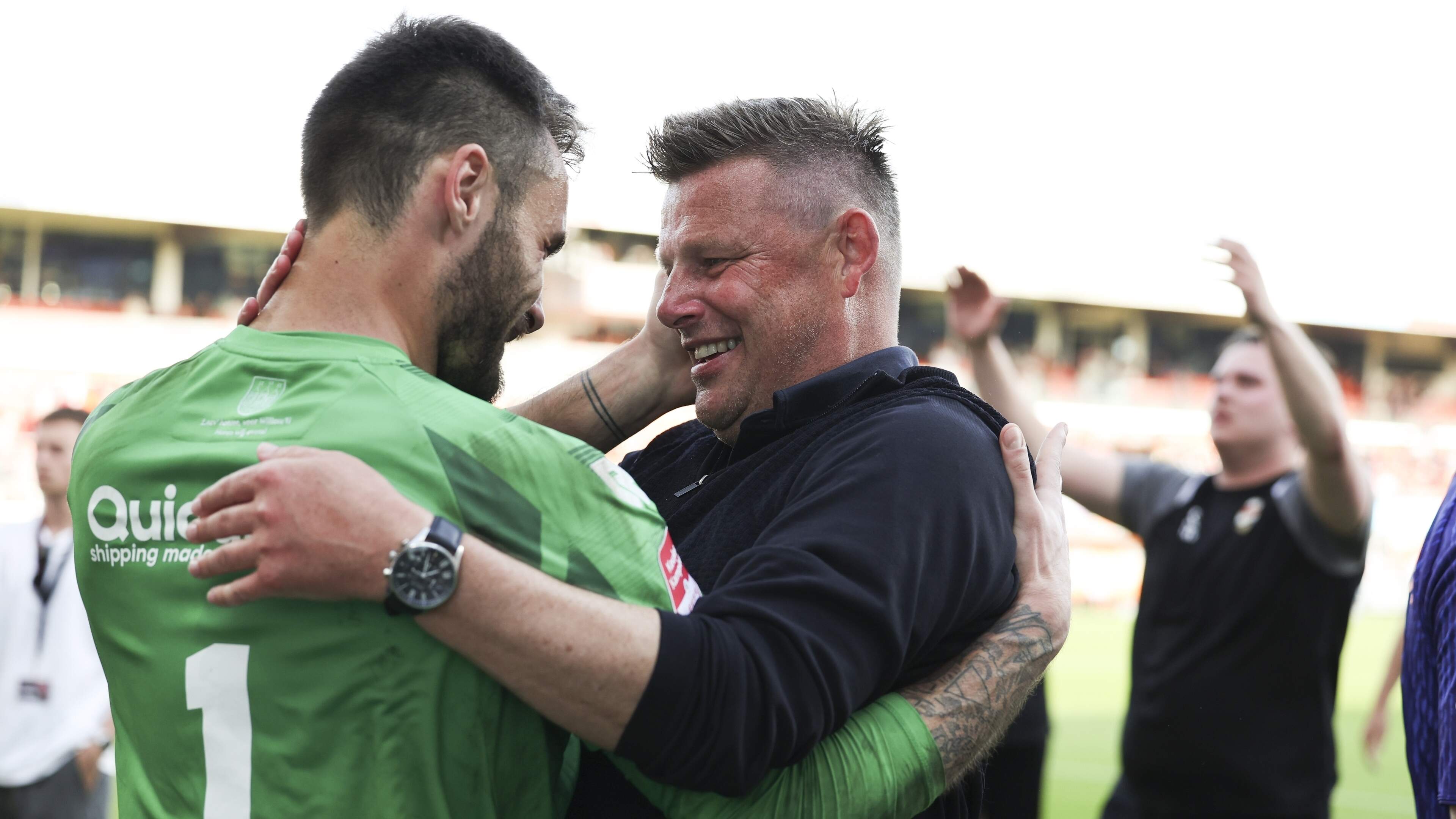 Trainer John Stegeman houdt het niet droog na promotie met Willem II: ’Mijn vader was mijn grootste fan’