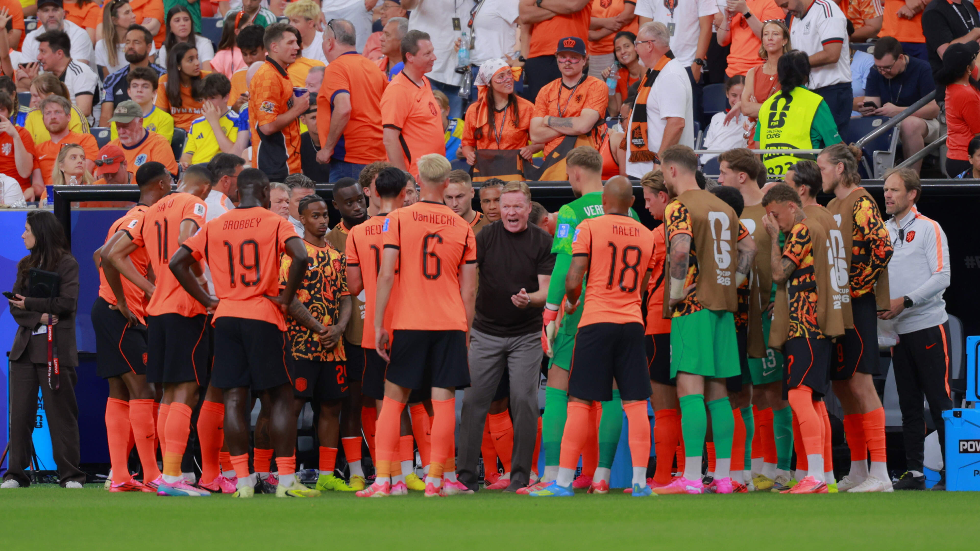 Opluchting bij Ronald Koeman na klinkende zege Nederlands elftal: ’Genot om naar te kijken’