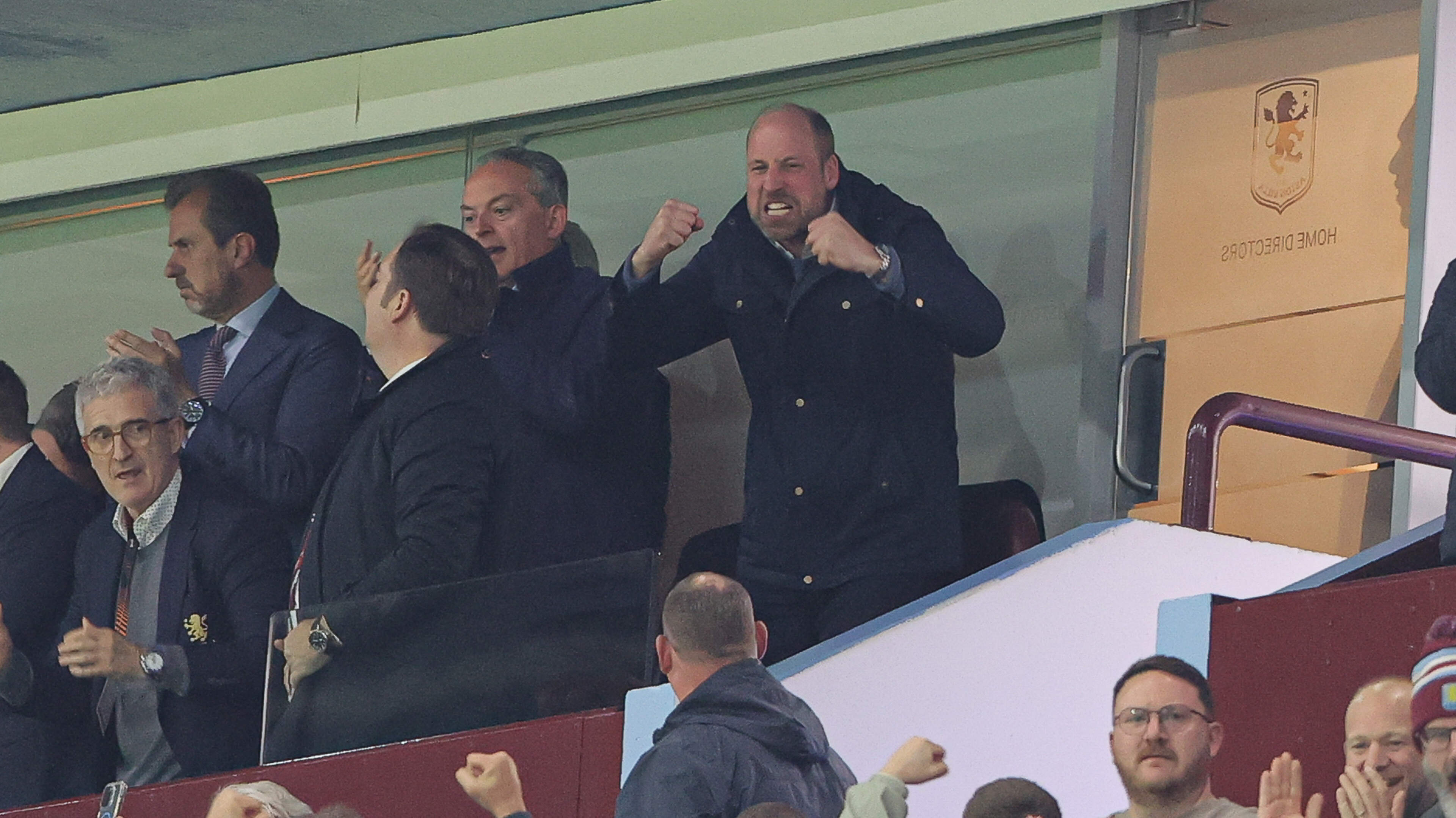 Uitzinnige prins William ziet Aston Villa na 44 jaar weer Europese finale halen, veldbestorming bij dolblij Freiburg